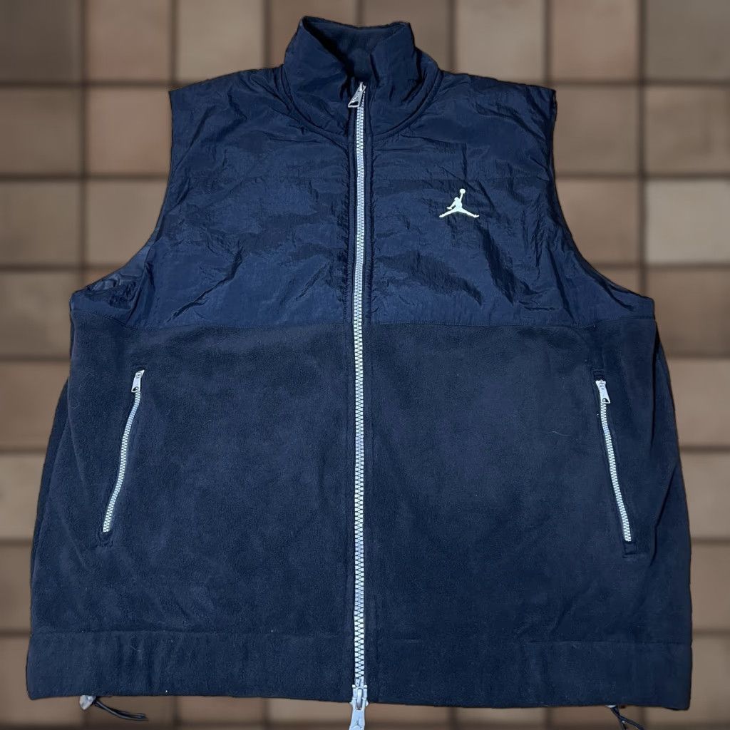 VINTAGE Nike Air Jordan Essential Vest Mens M Black Nylon Full Zip Pockets Outdoor Sports Casual Winter Fall Spring Zoned