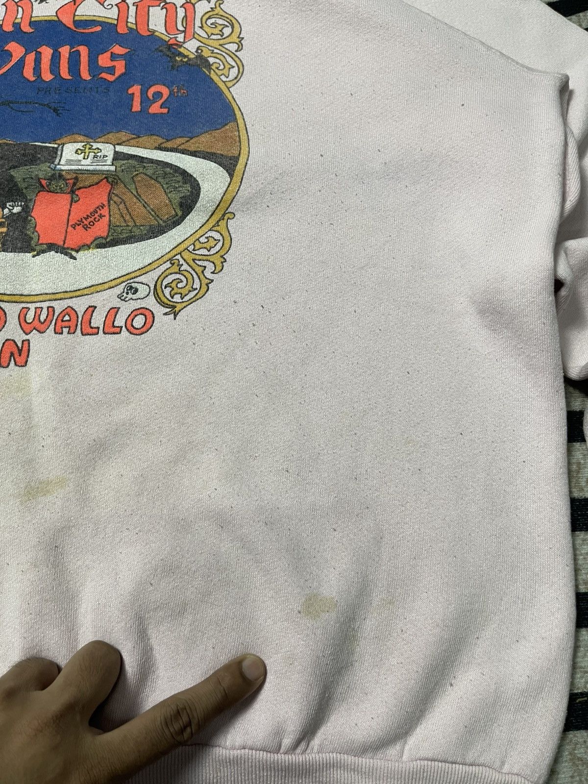 Fruit Of The Loom 90s SIN CITY VANS HALLO WALLO IN TRICK OR TREAT SWEATSHIRT Size US XL / EU 56 / 4 - 7 Thumbnail