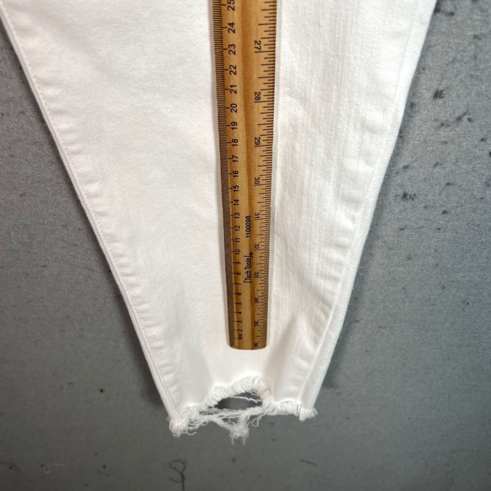 Banana Republic VINTAGE Banana Republic White Mid-Rise Skinny Jeans Womens 33 Regular Premium Denim Fray Size 24" / US 00 / IT 34 - 7 Thumbnail