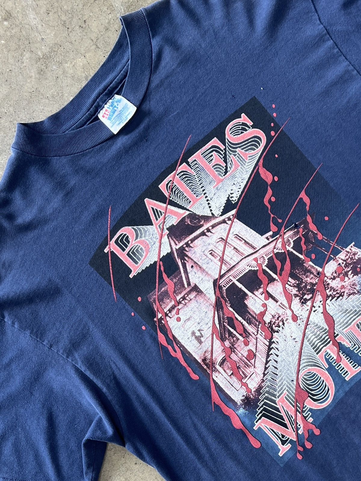 Vintage Vintage 90s Bates Motel Psycho Single Stitch Tee XL Size US XL / EU 56 / 4 - 1 Thumbnail