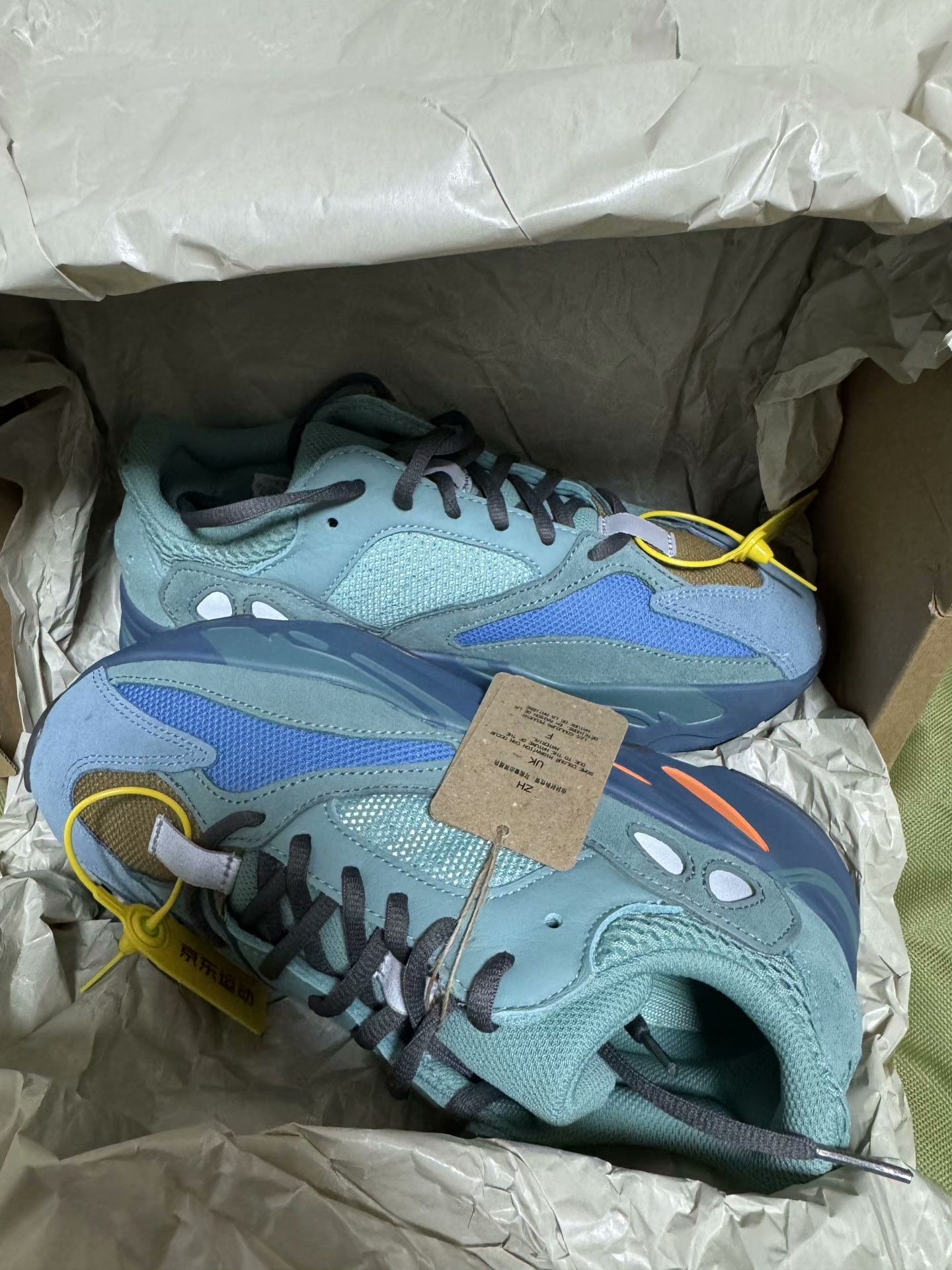 Adidas Adidas YEEZY700 Green Lowtop Sneakers 40 Men Size US 7.5 / EU 40-41 - 1 Thumbnail