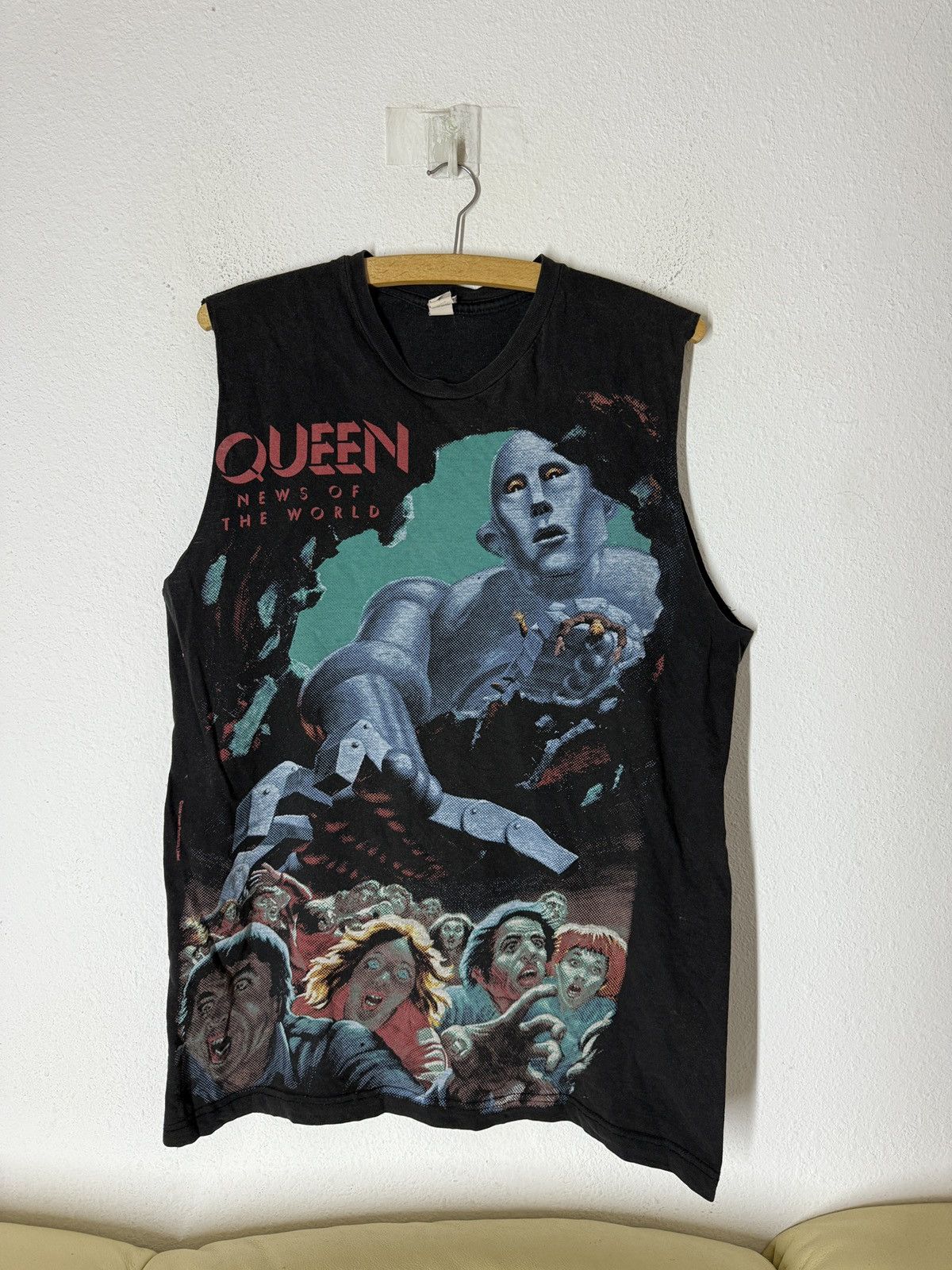 Band Tees Vintage Queen news of the world Sleeveles tank top Size US M / EU 48-50 / 2 - 1 Thumbnail