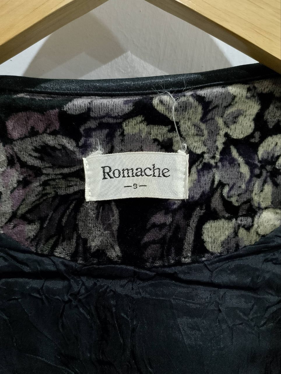 Le Grande Bleu (L.G.B.) Vintage ROMACHE Velvet Floral Embroidered Coat Jacket Size M / US 6-8 / IT 42-44 - 5 Thumbnail