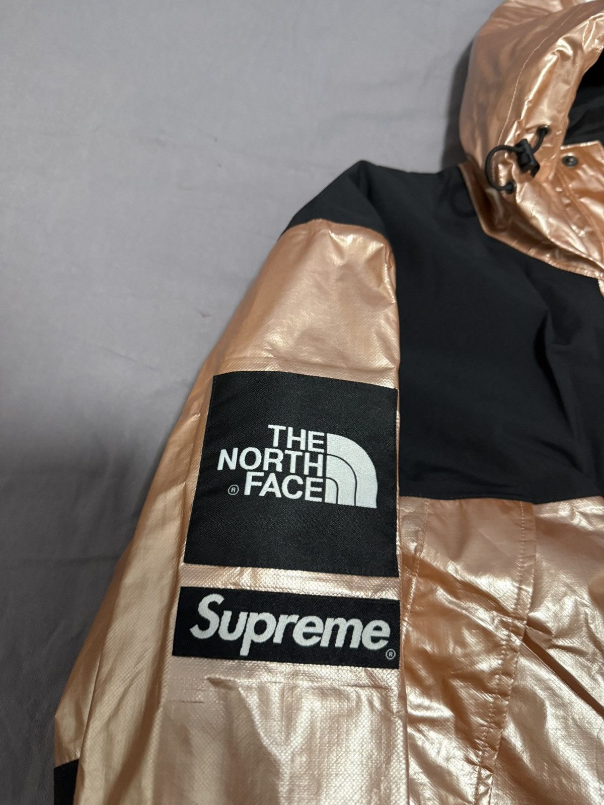 Supreme × The North Face Supreme tnf the north face metallic mountain parka gold rose Size US L / EU 52-54 / 3 - 2 Thumbnail