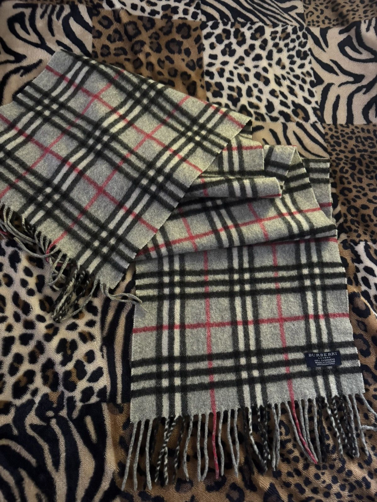 Burberry Burberry Vintage Winter Scarf,100% Cashmere, Made in England Size ONE SIZE - 1 Thumbnail