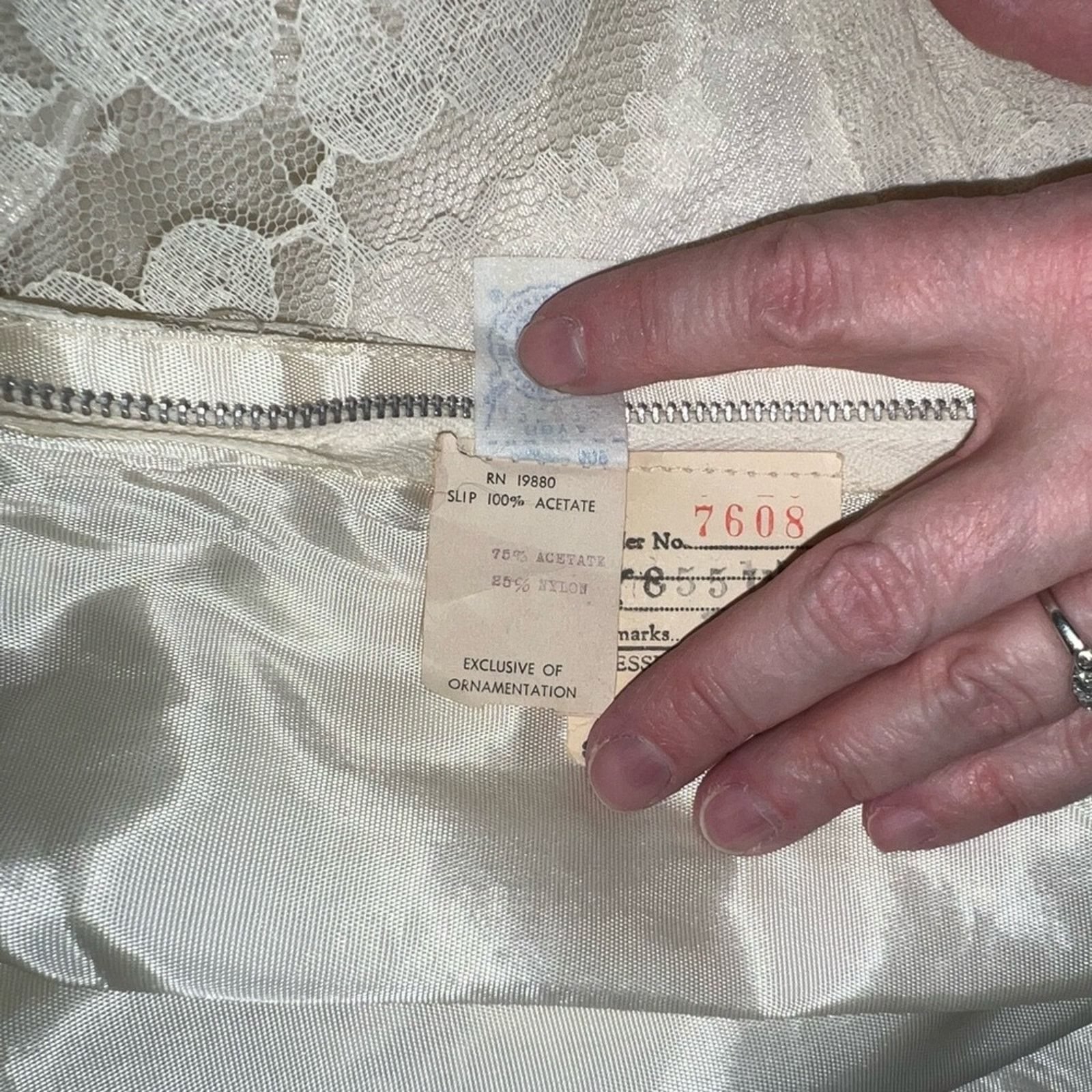 Vintage Beautiful Vintage 1950s Lace Wedding Gown & Veil! Size M / US 6-8 / IT 42-44 - 11 Thumbnail