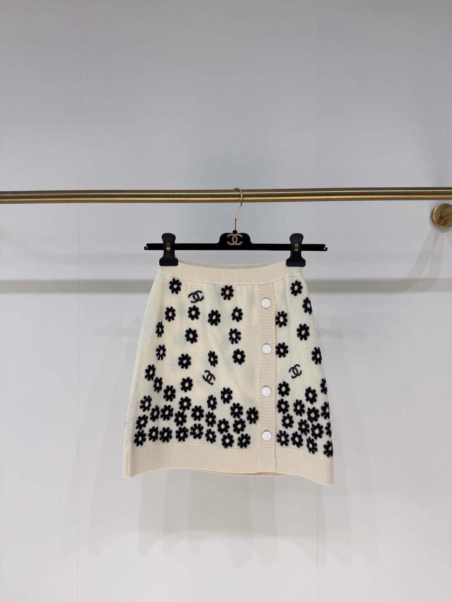 Chanel Chanel22P White Daisy Cashmere Skirt FR34 MINT Size 25" / US 0 / IT 36 - 1 Thumbnail
