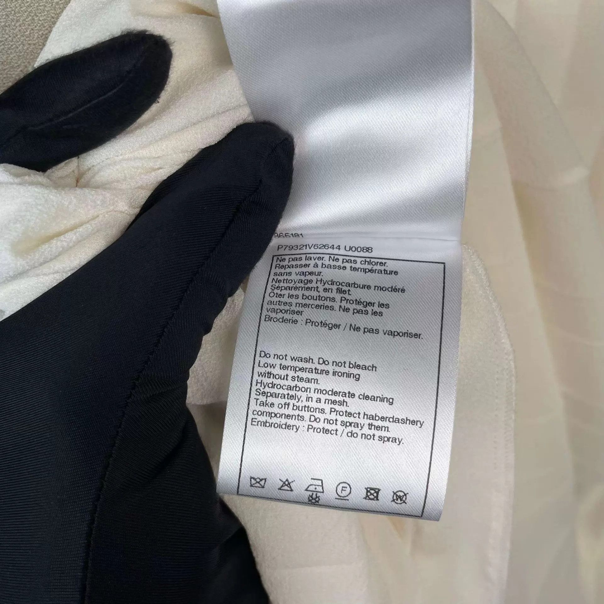 Chanel Chanel 25S White Silk Pleated Skirt 38 (98 New) Size 27" / US 4 / IT 40 - 7 Thumbnail