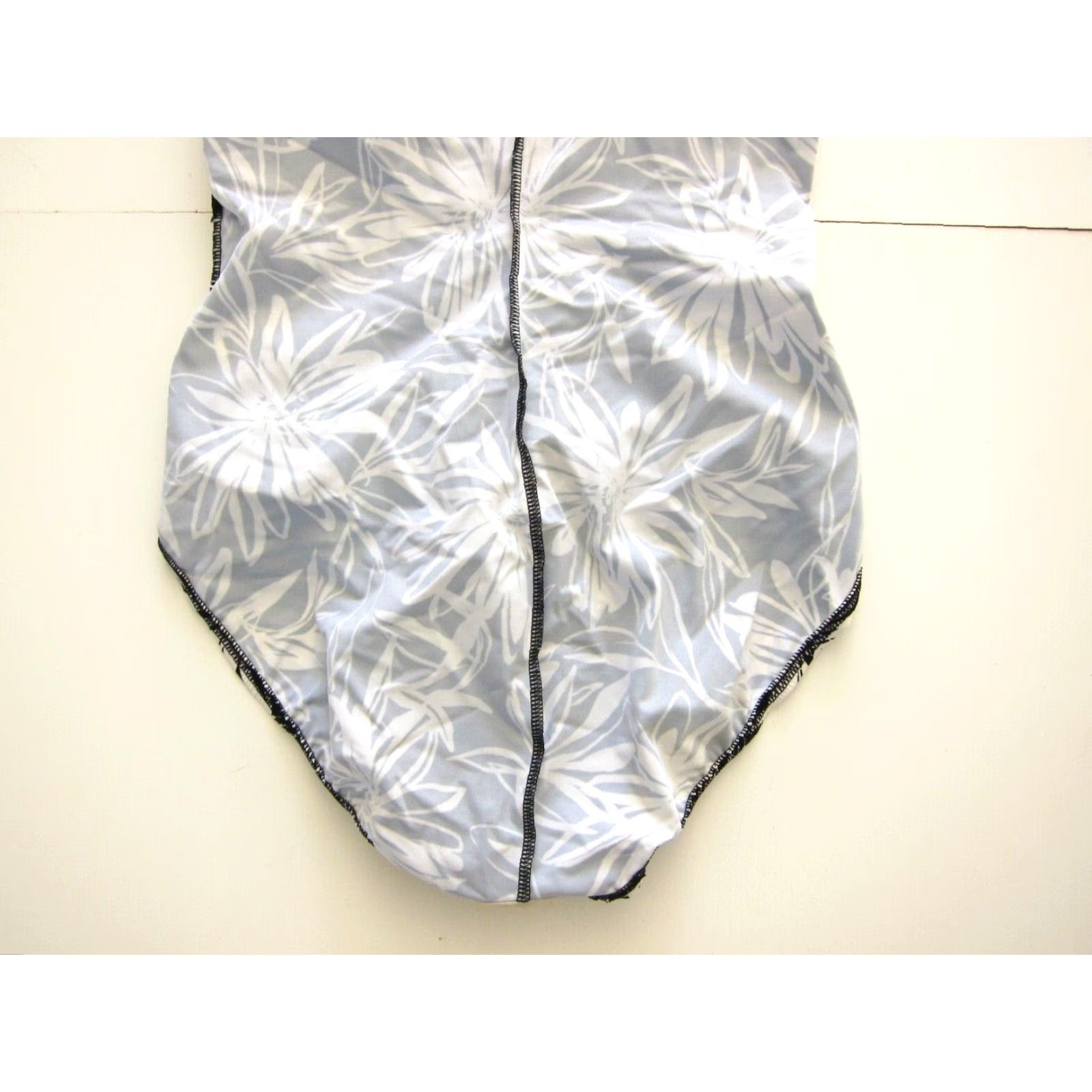 Croft & Barrow Croft & Barrow Black White Floral Slimming Built In Bra One Piece Swimsuit 12 Size ONE SIZE - 5 Thumbnail