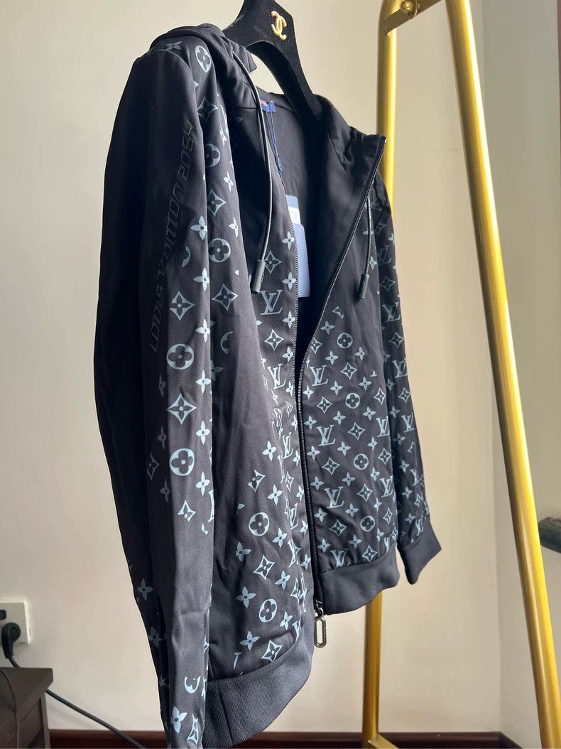 Louis Vuitton louis vuitton 2054 Series Full Logo Design Gradient Blue H Size US XS / EU 42 / 0 - 3 Thumbnail