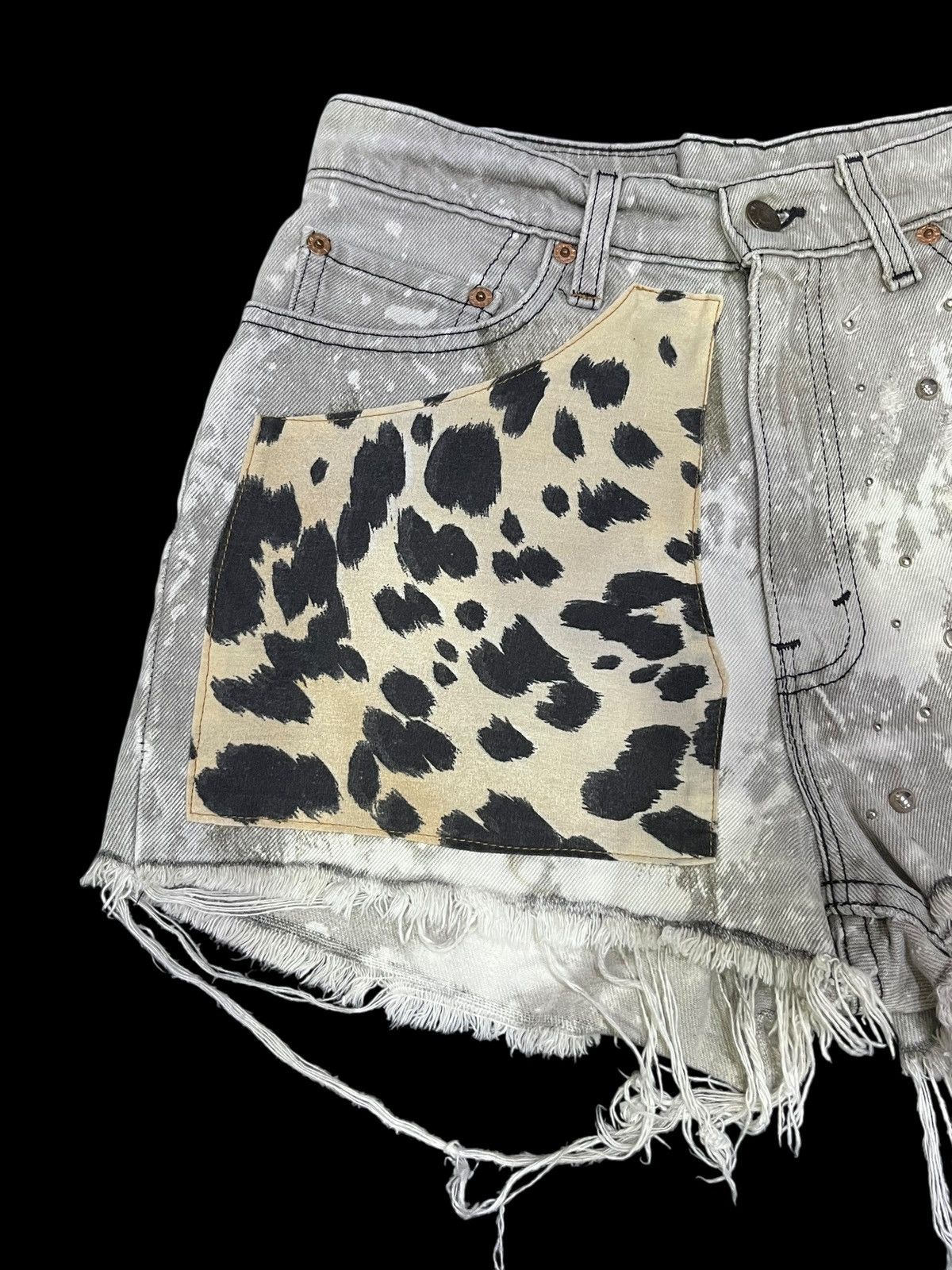 Levi's Vintage Clothing Levi's Rework Distressed Leopard Patch Studded Bleach Shorts Size 27" / US 4 / IT 40 - 2 Thumbnail
