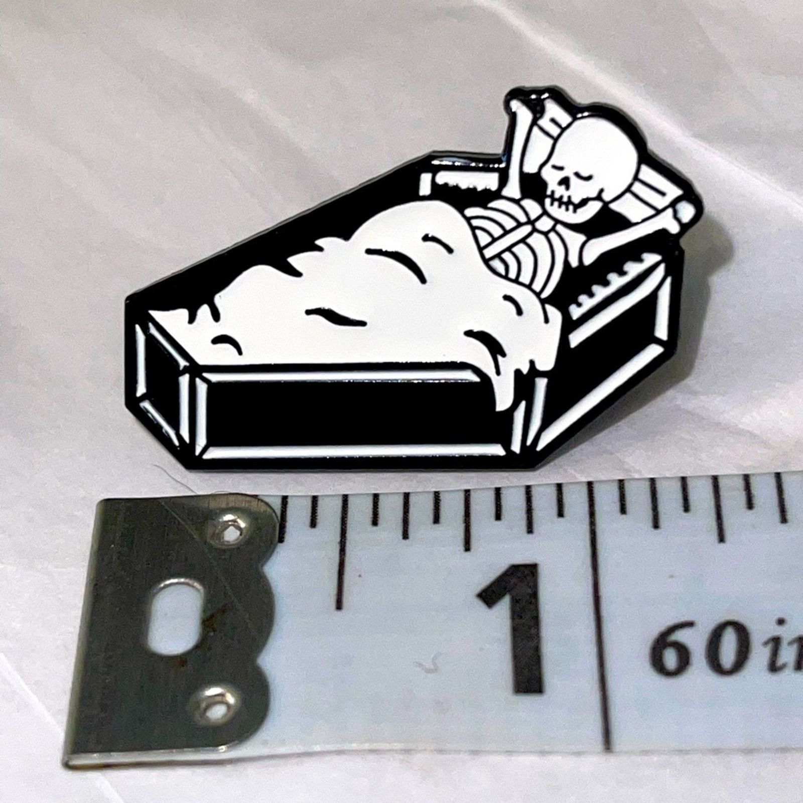 Other Skeleton Laid Back in Casket Halloween Horror Pin Brooch Size ONE SIZE - 1 Preview