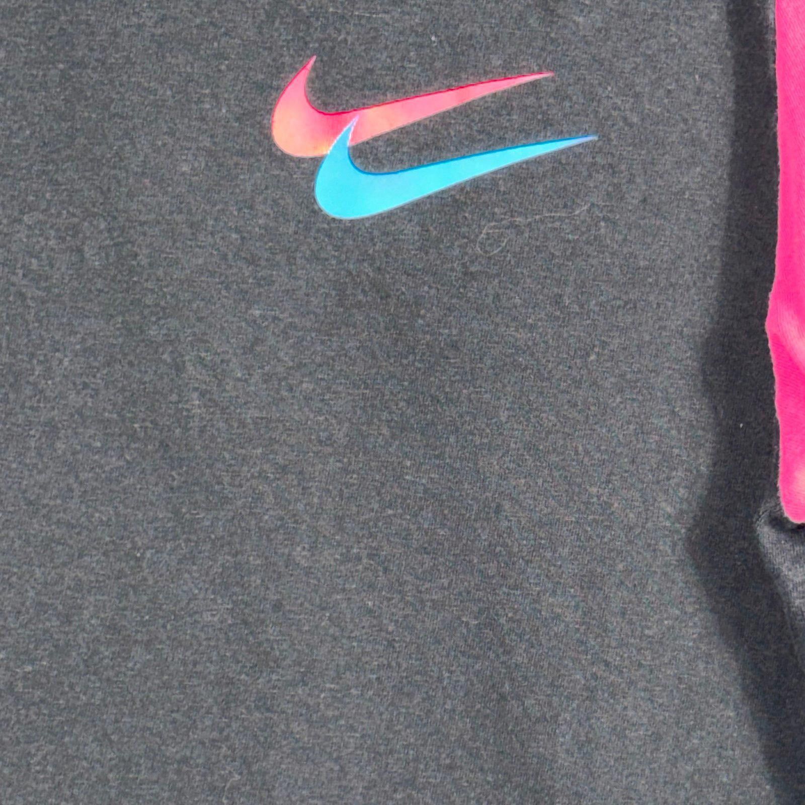 Nike The Nike Tee Colorblock Medium T-Shirt with Logo Size US M / EU 48-50 / 2 - 4 Thumbnail