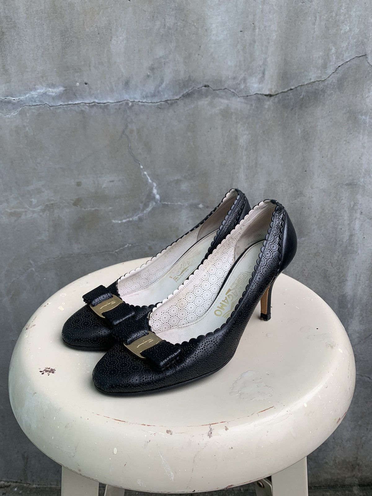 Salvatore Ferragamo Perforated Leather Vara Lace Bow Pumps Size US 6.5 / IT 36.5 - 3 Thumbnail
