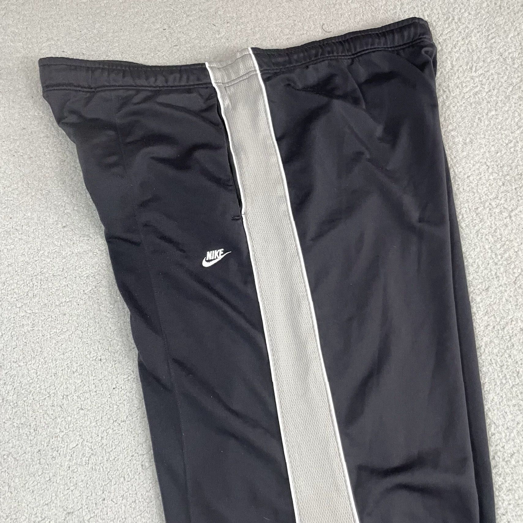Nike VINTAGE Nike Pants Mens 2XL Black Track Pants Baggy Y2K Streetwear Waist 40in Pockets Elastic Waistband Size US 39 - 5 Thumbnail