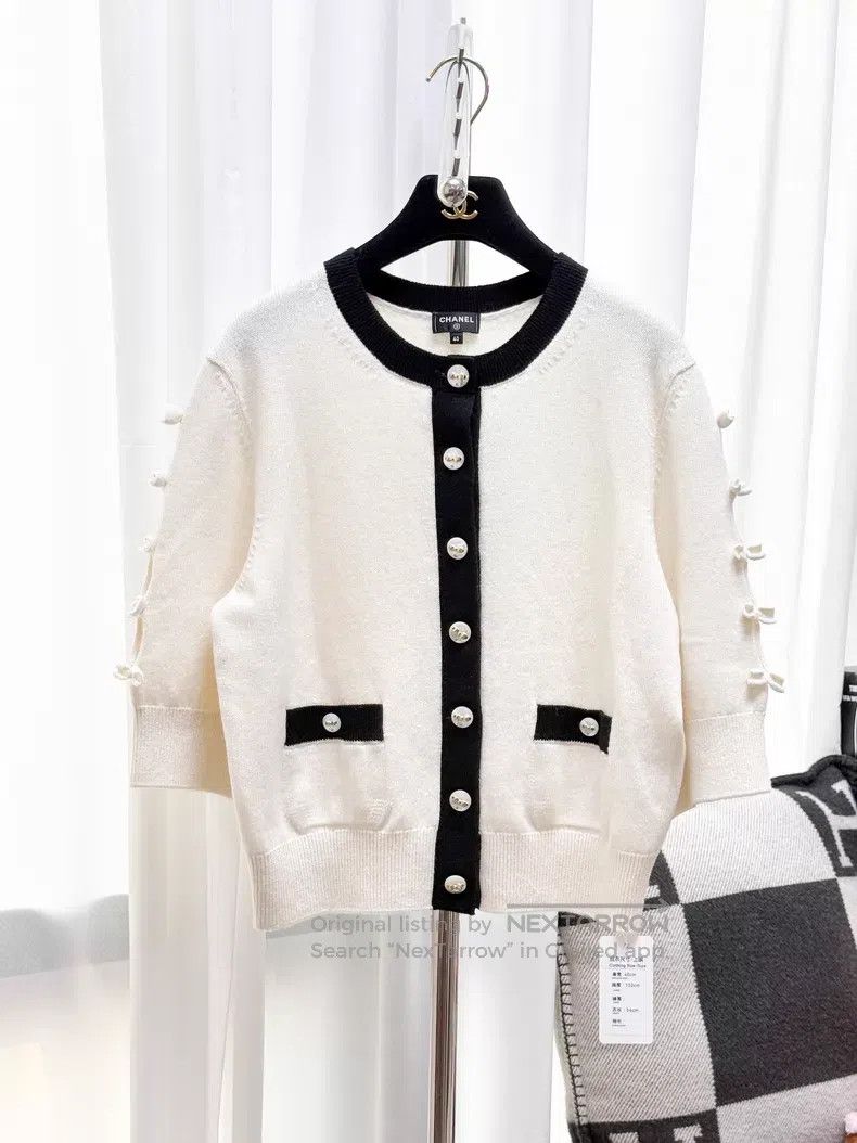 Chanel Chanel Knitted cardigan with black edge bow button three-q Size S / US 4 / IT 40 - 1 Thumbnail