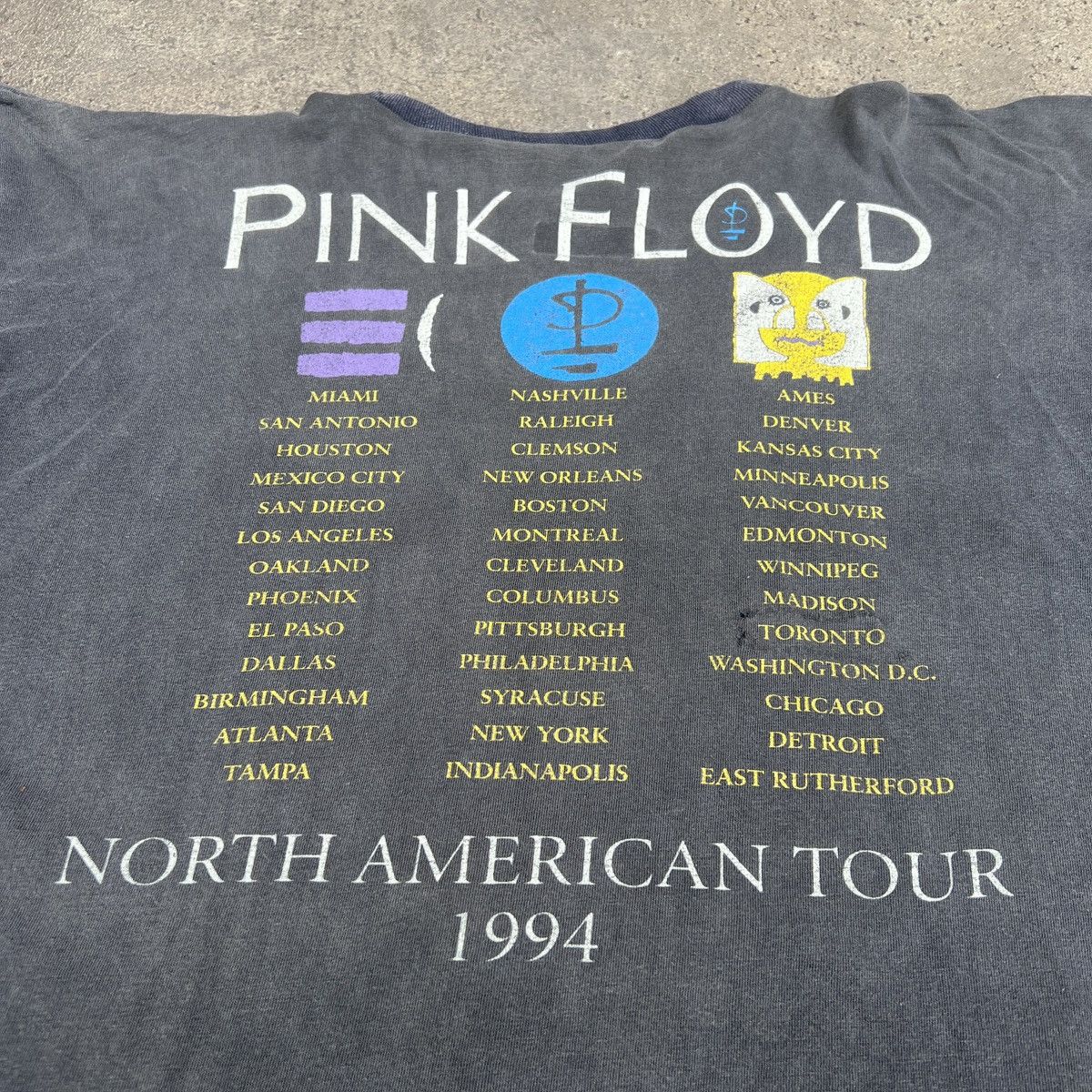 Vintage 90s 1994 Pink Floyd Tour Tee Thrashed Distressed Sun Faded Size US XL / EU 56 / 4 - 11 Thumbnail