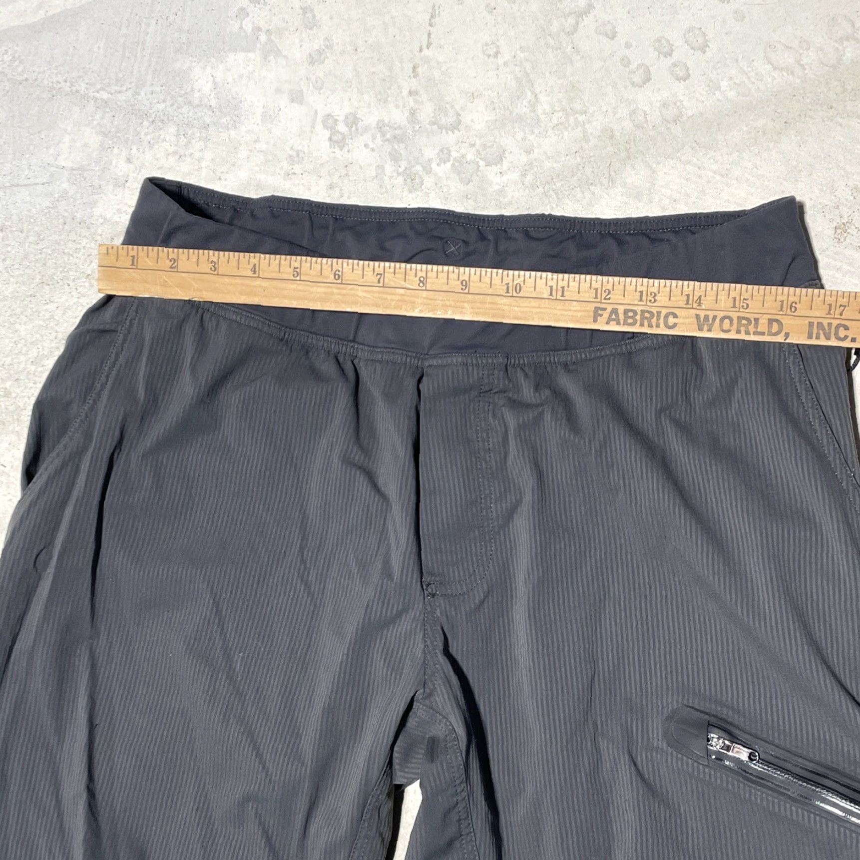 Lululemon Lululemon Pants Men XL Gray Dance Studio Technical Stretch Zip Pocket Cargo Size US 36 / EU 52 - 5 Thumbnail