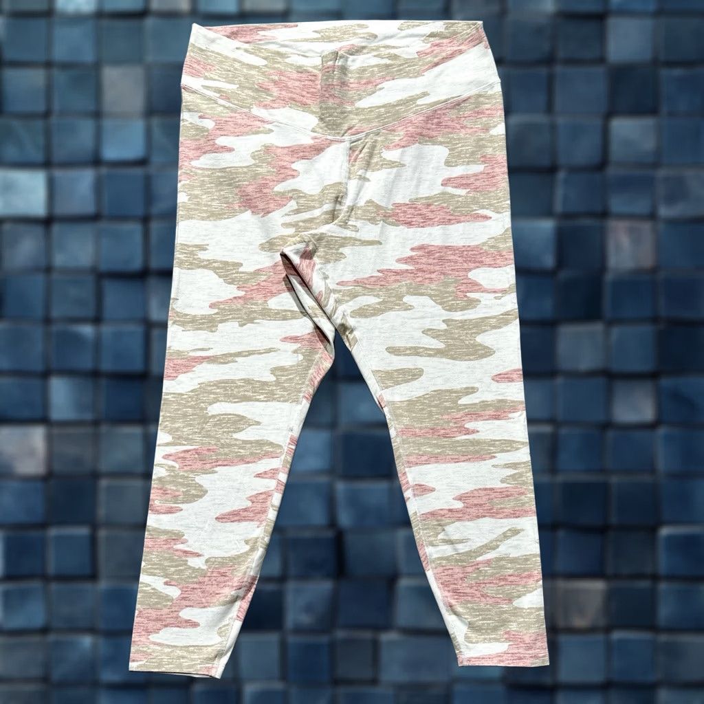 Old Navy Old Navy Active Pants Womens 2XL Pink Camouflage Go-Dry EUC Leggings Size 40" / US 18 - 1 Thumbnail
