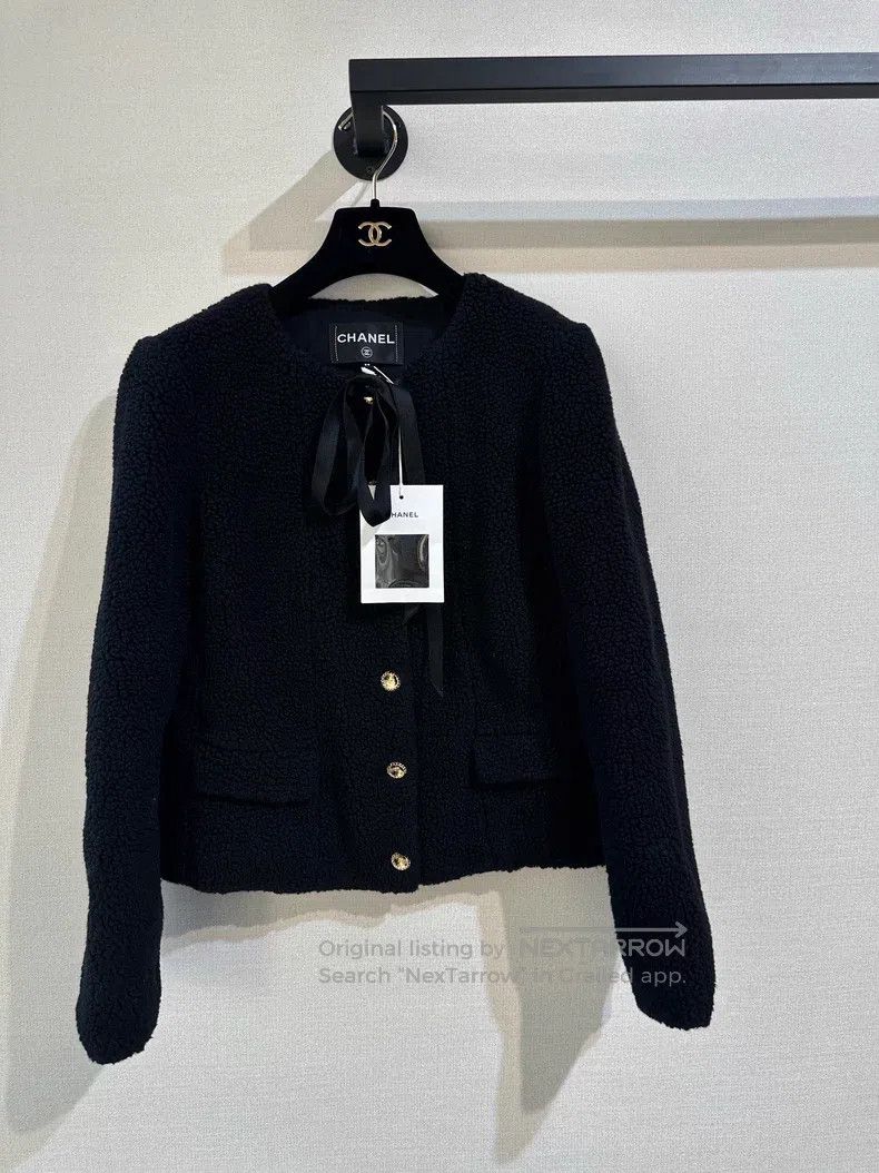 Chanel Chanel Black wool teddy bow gold buckle coat Size XS / US 0-2 / IT 36-38 - 1 Thumbnail