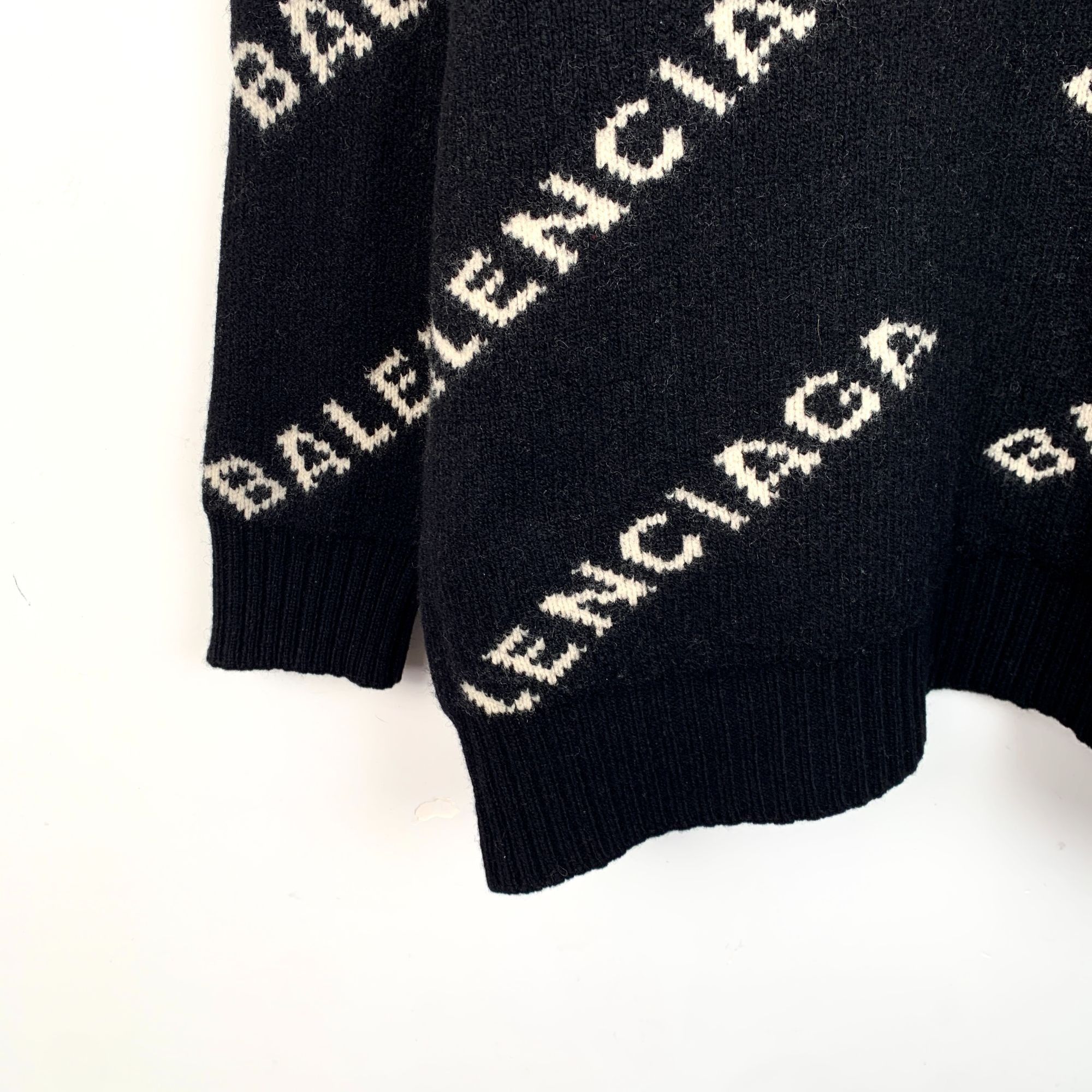 Balenciaga Balenciaga Black Logo Inlaid Full Print V-Neck Long Sleeve K Size S / US 4 / IT 40 - 5 Thumbnail
