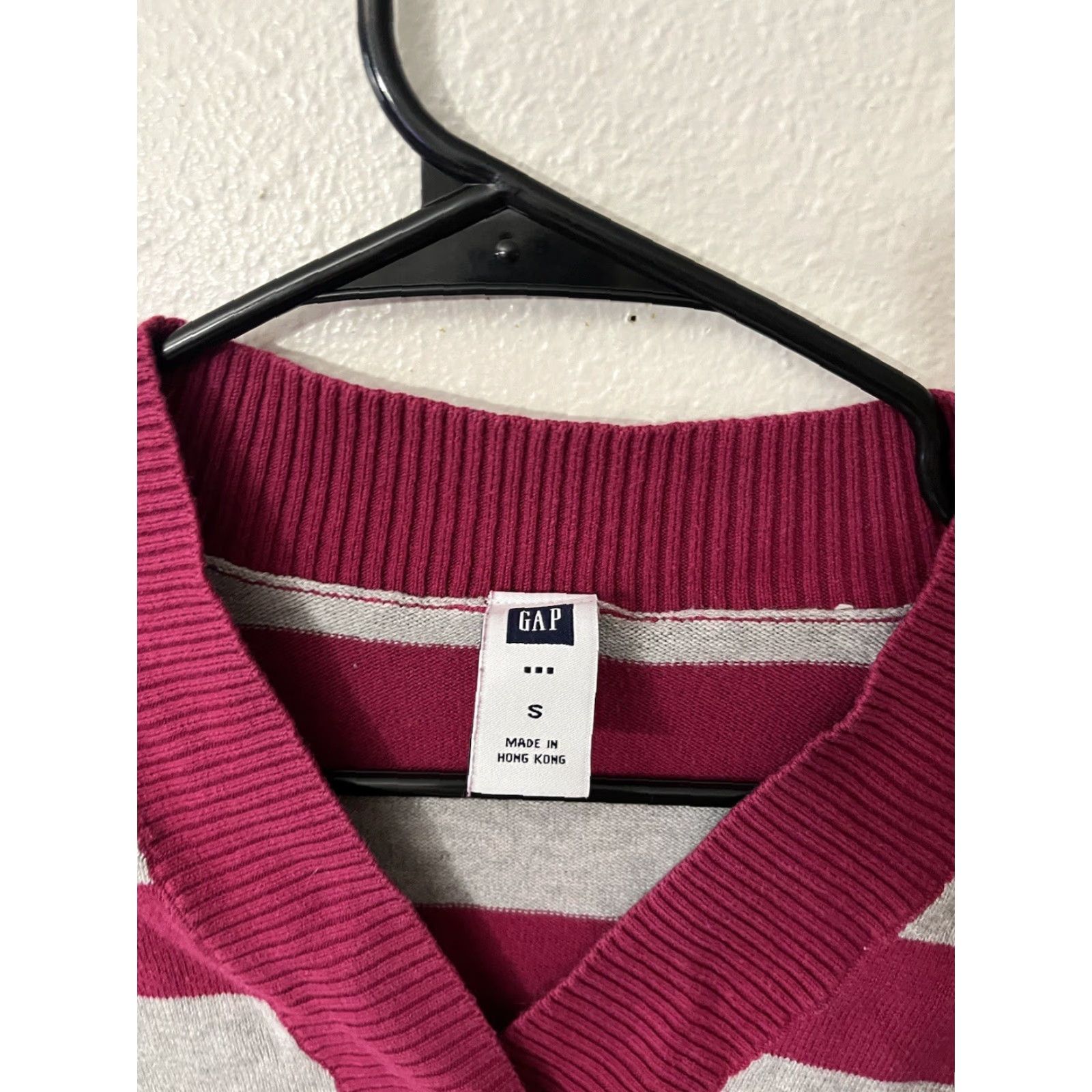 Gap VINTAGE Gap Women's Sweater V-Neck Long Sleeve Striped Size Small Pink Gray Size S / US 4 / IT 40 - 2 Thumbnail