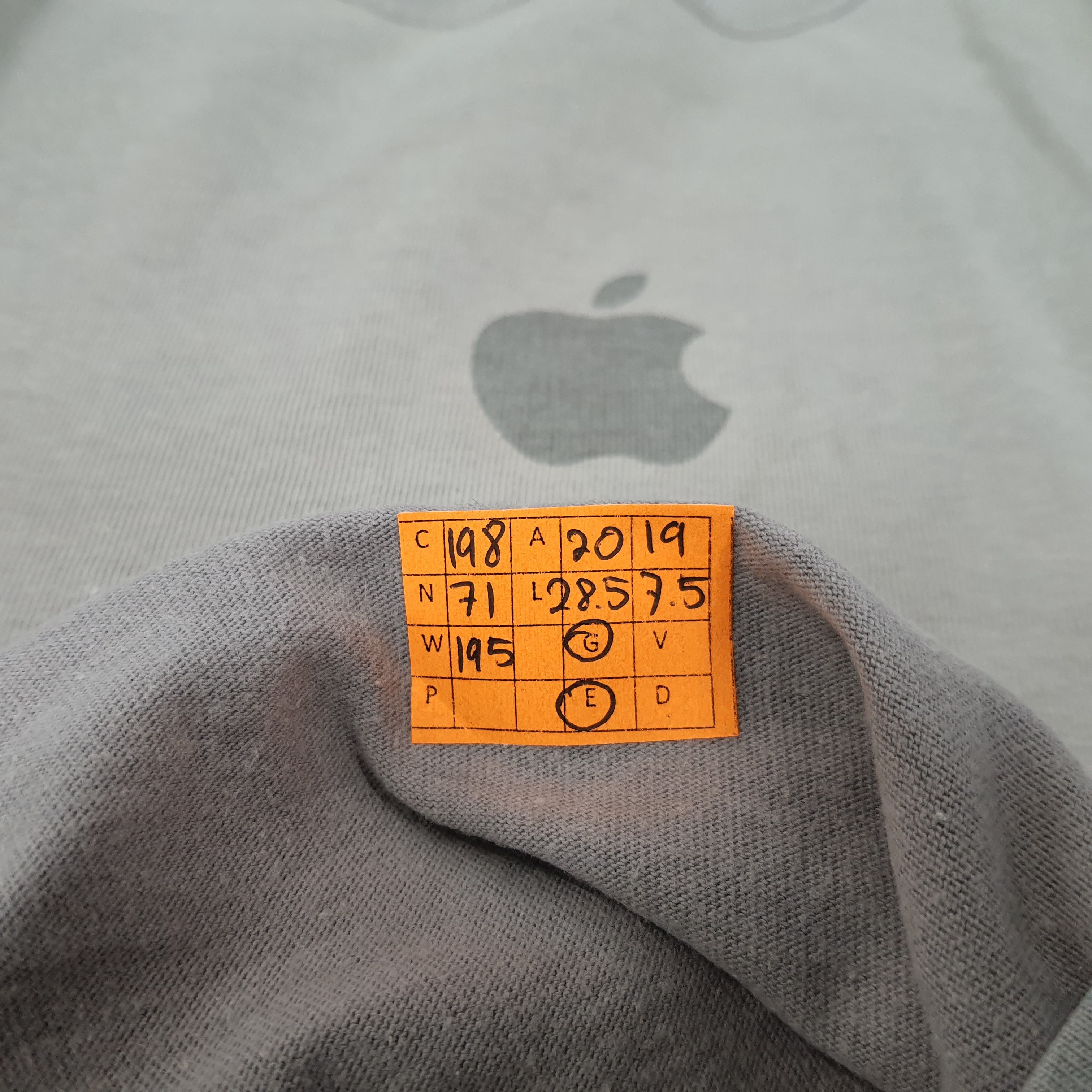 Apple × Vintage Vintage Apple Product Center Logo iPhone Streetwear Tshirt Size US M / EU 48-50 / 2 - 7 Thumbnail