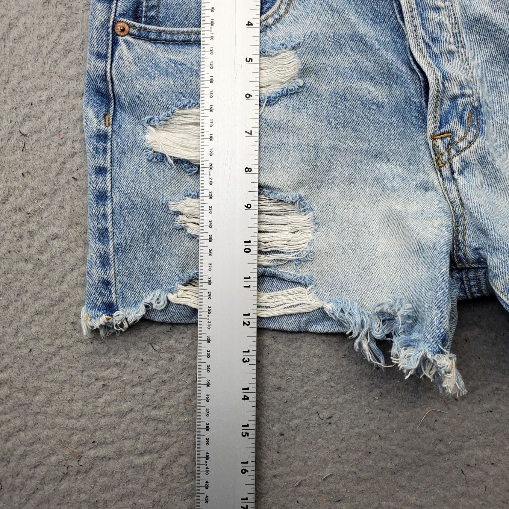 Vintage Aéropostale Womens 6 Blue Distressed High Rise Cut-off Shorts Button Fly 90s Style Denim Shorts Size 28" / US 6 / IT 42 - 3 Thumbnail