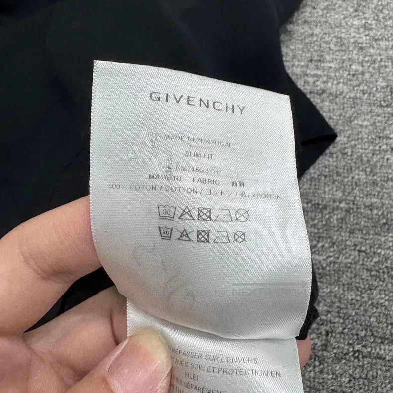 Givenchy Givenchy Abstract Letter Short Sleeve Size US M / EU 48-50 / 2 - 3 Thumbnail