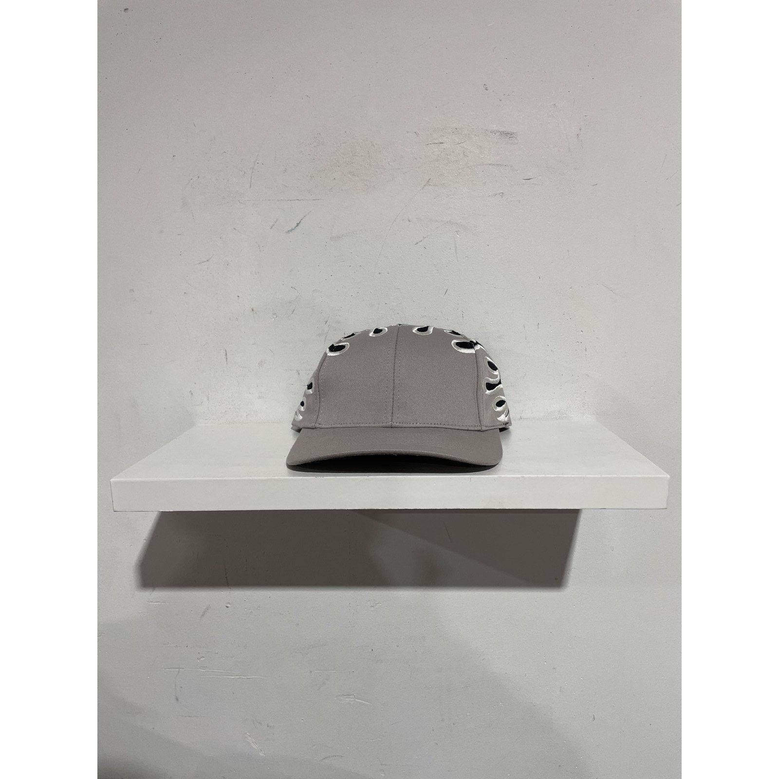 Other KATI SPORTS CAP SUPREME FLAME GREY/BLACK PREOWNED Size ONE SIZE - 1 Thumbnail