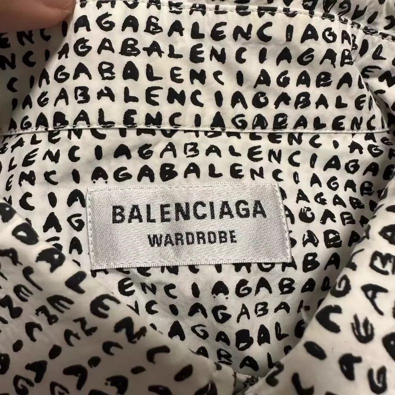 Balenciaga Balenciaga size 34 A shirt full of graffiti letters Size XS / US 0-2 / IT 36-38 - 2 Thumbnail