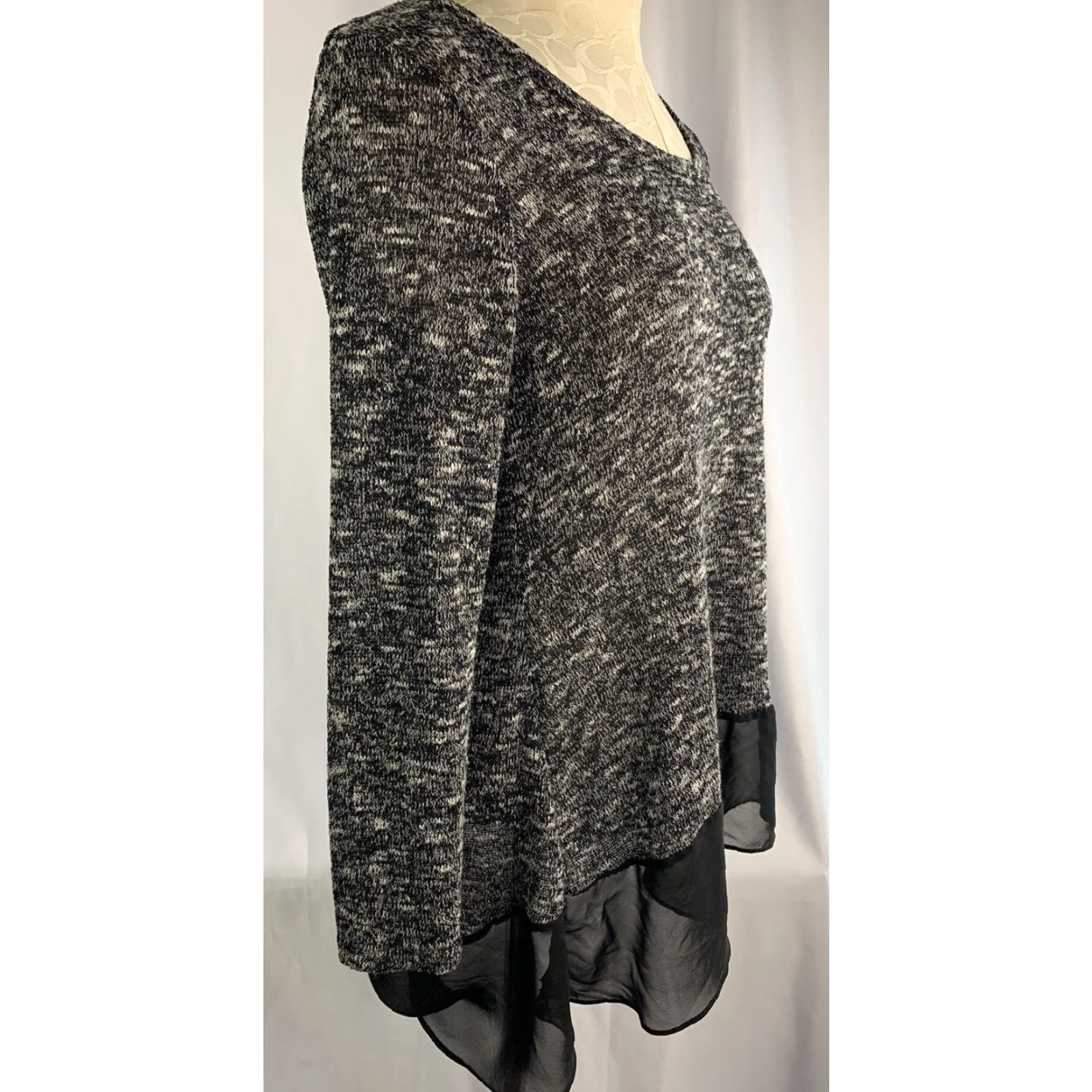 Vintage VINTAGE Small Charming Charlie Black Marled Knit Flounce Hem Women's Lightweight Sweater Size S / US 4 / IT 40 - 3 Thumbnail