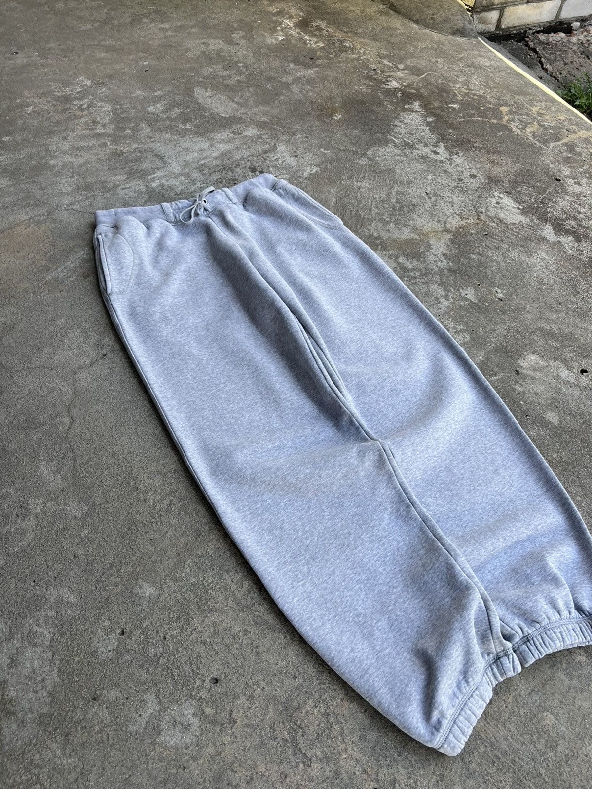 Nike × Vintage Crazy Vintage Y2K/2000s Baggy Light Grey Nike Sweatpants Size US 32 / EU 48 - 2 Thumbnail