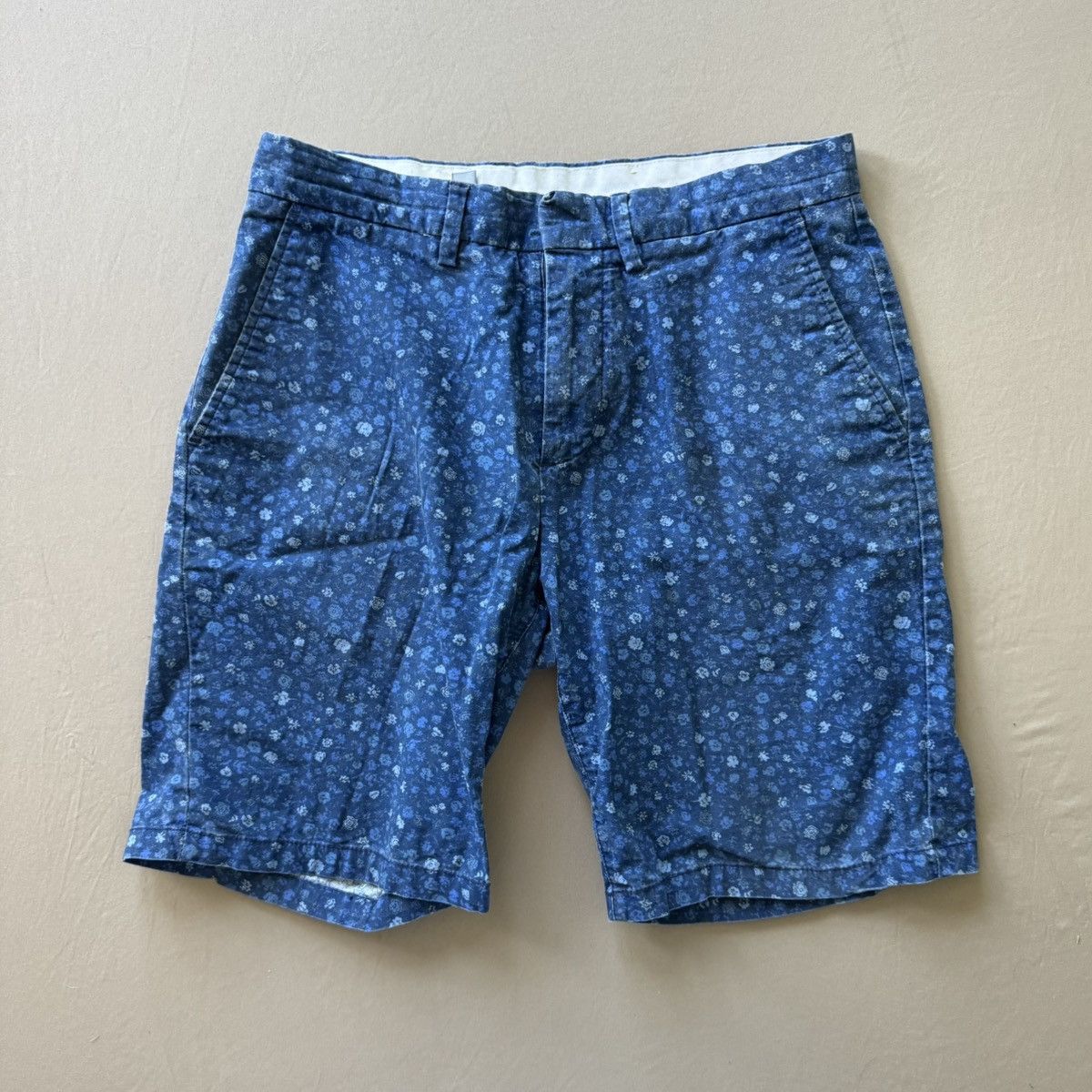 Old Navy Old Navy Floral Printed Slim Chino Shorts Size US 29 - 1 Thumbnail