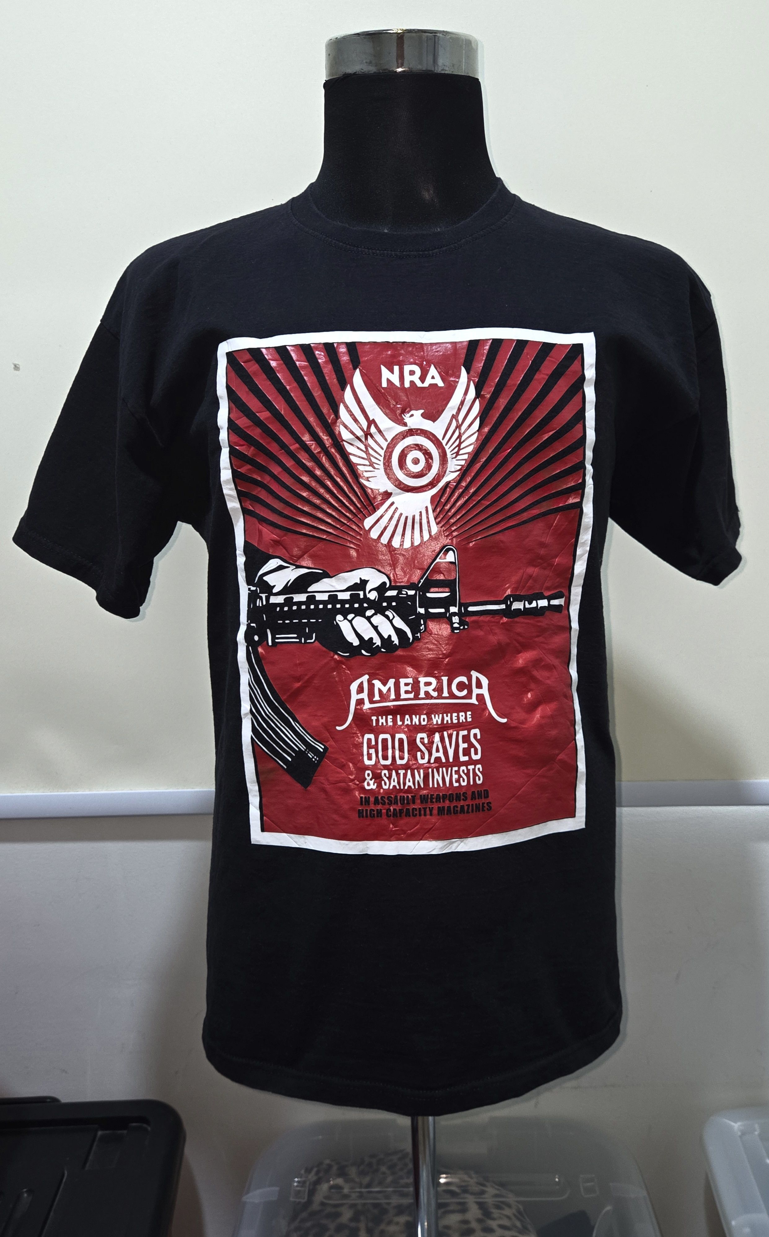 Vintage Vintage God Saves Satan Invests Art Shepard Fairey NRA Shirt Size US XL / EU 56 / 4 - 3 Thumbnail
