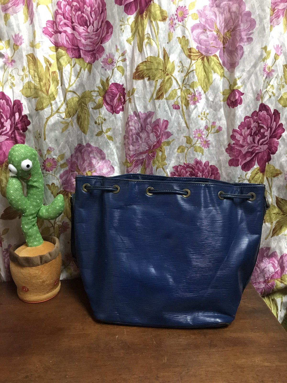 Louis Vuitton Authentic Louis Vuitton Epi Neo Size ONE SIZE - 2 Thumbnail