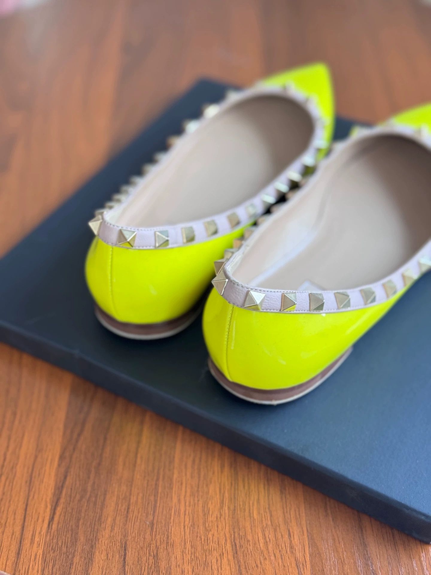 Valentino Valentino yellow patent leather stud flat shoes 38 Size US 7 / IT 37 - 4 Thumbnail