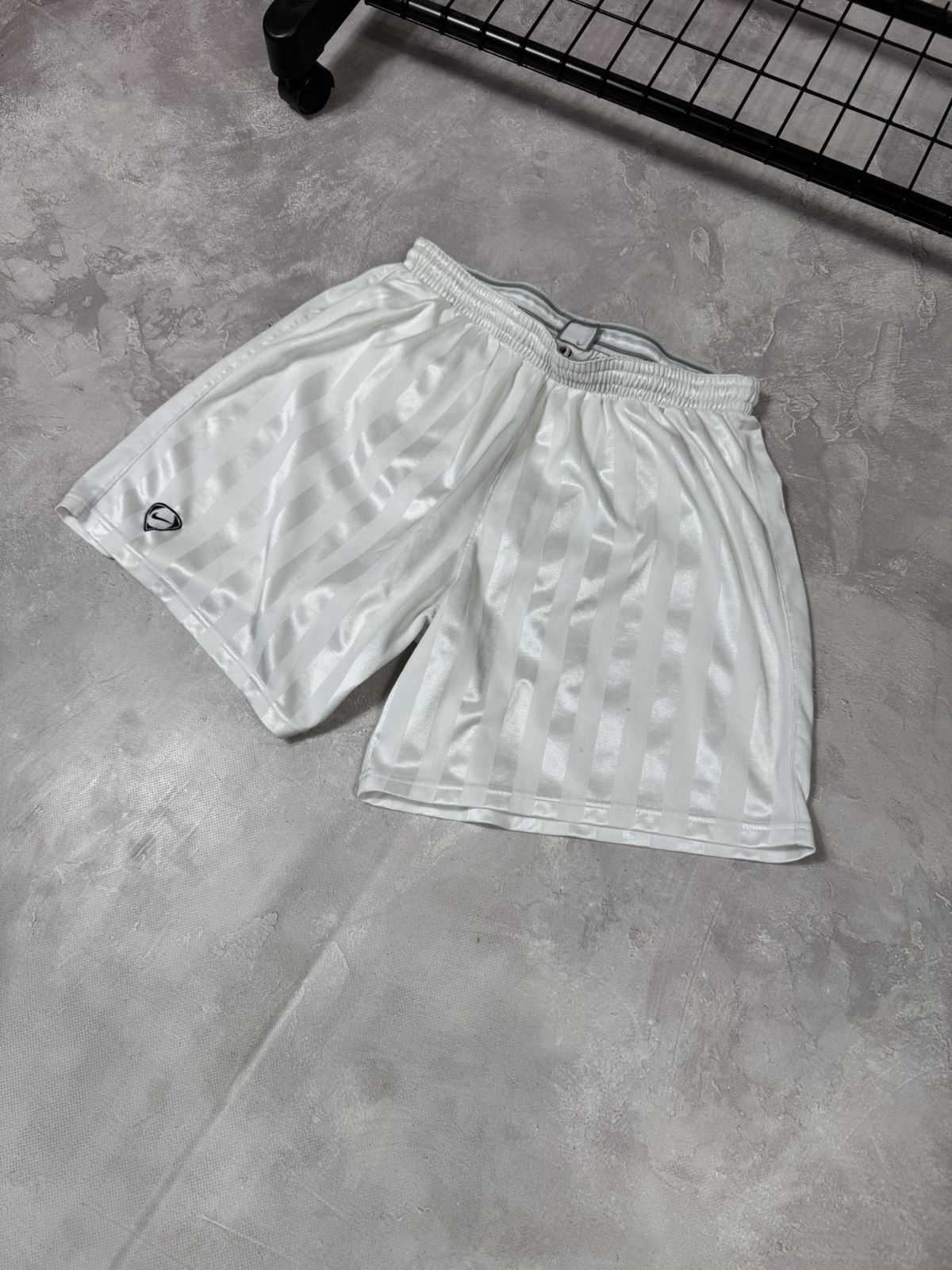 Other Vintage Nike White/Silver Stripes Short Size US 32 / EU 48 - 2 Thumbnail