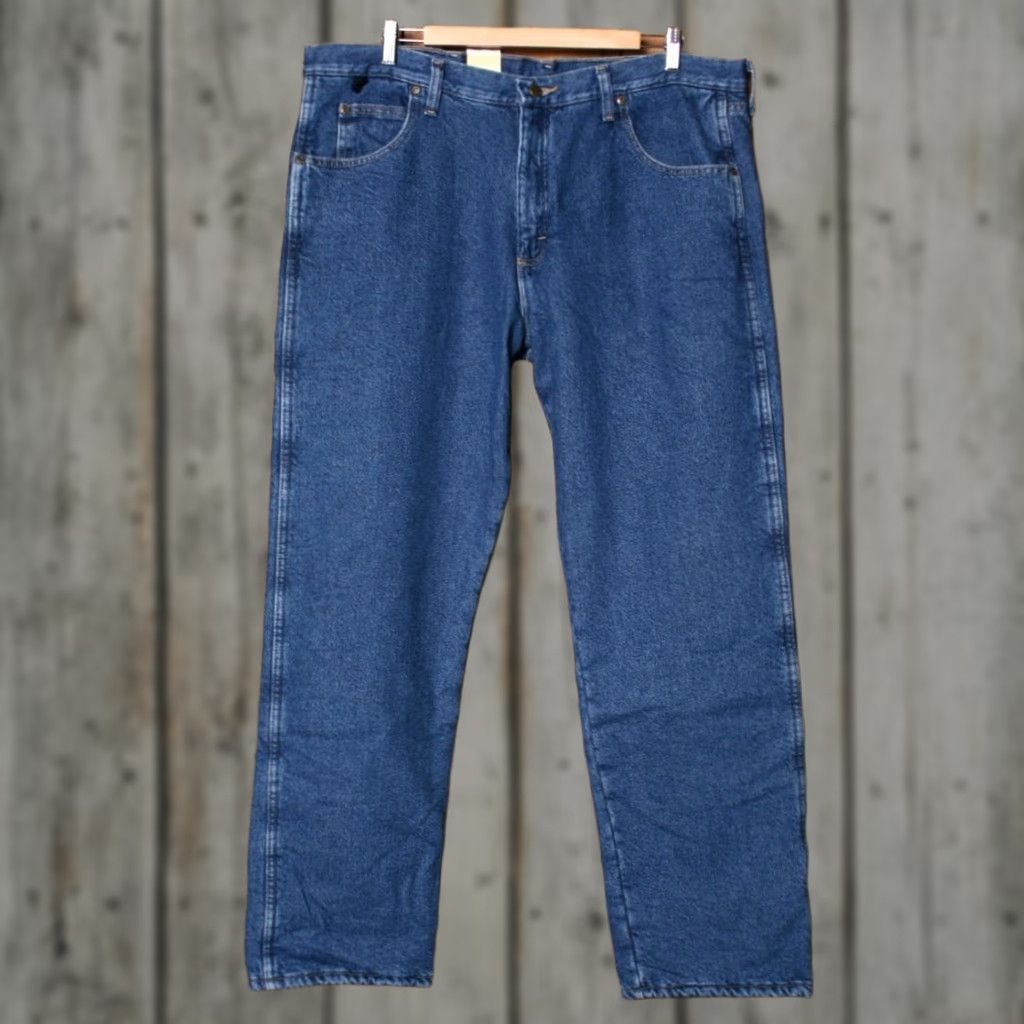Wrangler Wrangler Rugged Wear Jeans Relaxed 5-Pocket Denim Straight Blue Sz 38x32 Men Regular Lined US 39" Waist Size US 39 - 1 Thumbnail
