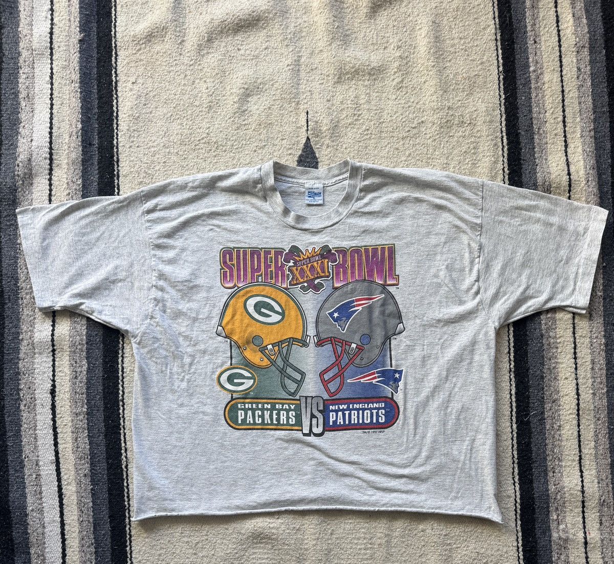 Salem Sportswear Vintage 1997 Super Bowl Packers vs. Patriots Cropped T-Shirt Size US XL / EU 56 / 4 - 1 Thumbnail