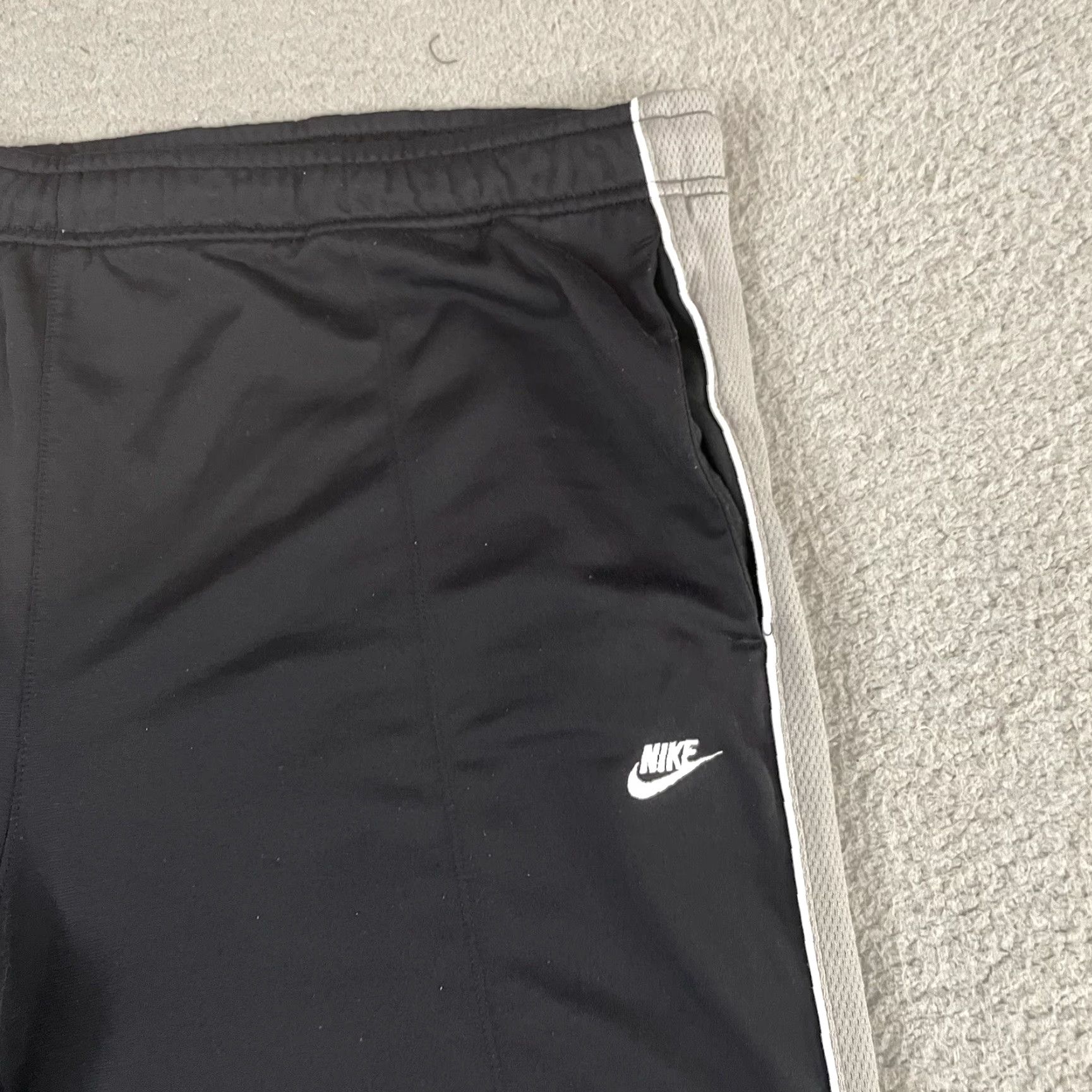 Nike VINTAGE Nike Pants Mens 2XL Black Track Pants Baggy Y2K Streetwear Waist 40in Pockets Elastic Waistband Size US 39 - 4 Thumbnail