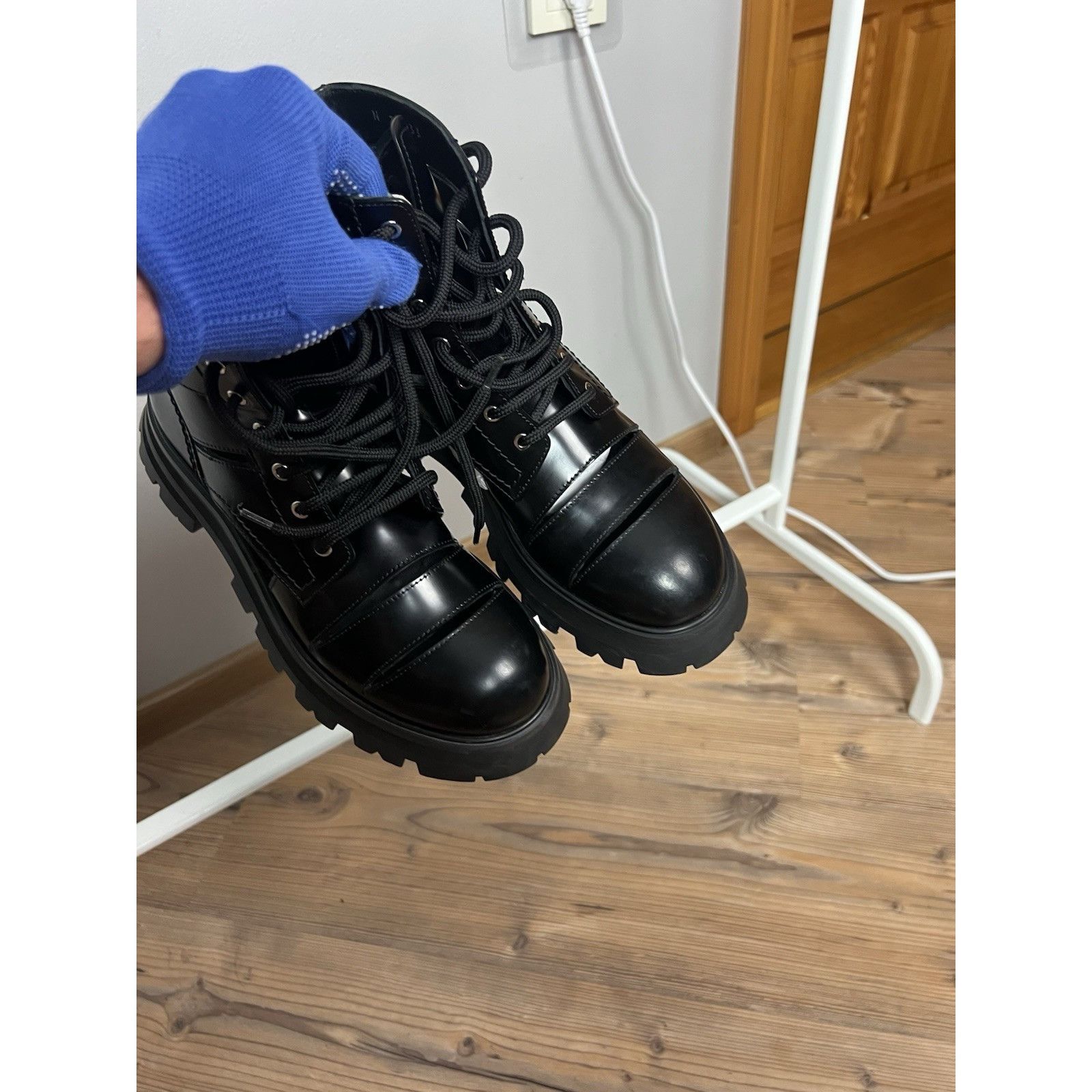 Alexander McQueen NWOT Alexander Mcqueen Women`s Wander Cut-Out Black Leather Size US 7 / IT 37 - 8 Thumbnail