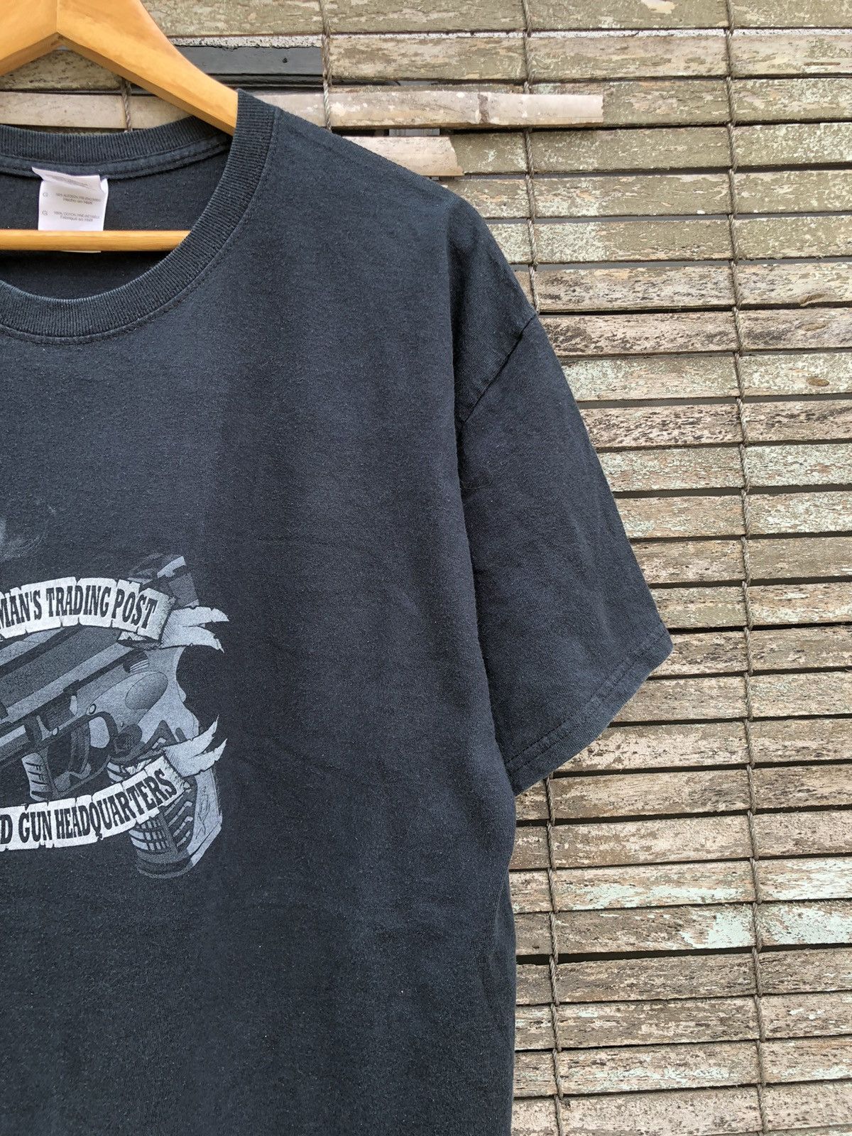 Vintage Vintage Y2K Sportmans Trading Post Hand Gun Backhit Tshirt Size US L / EU 52-54 / 3 - 15 Thumbnail