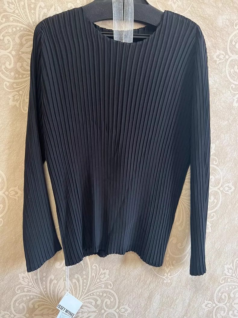 Issey Miyake size:2 Black pleated top with long sleeves