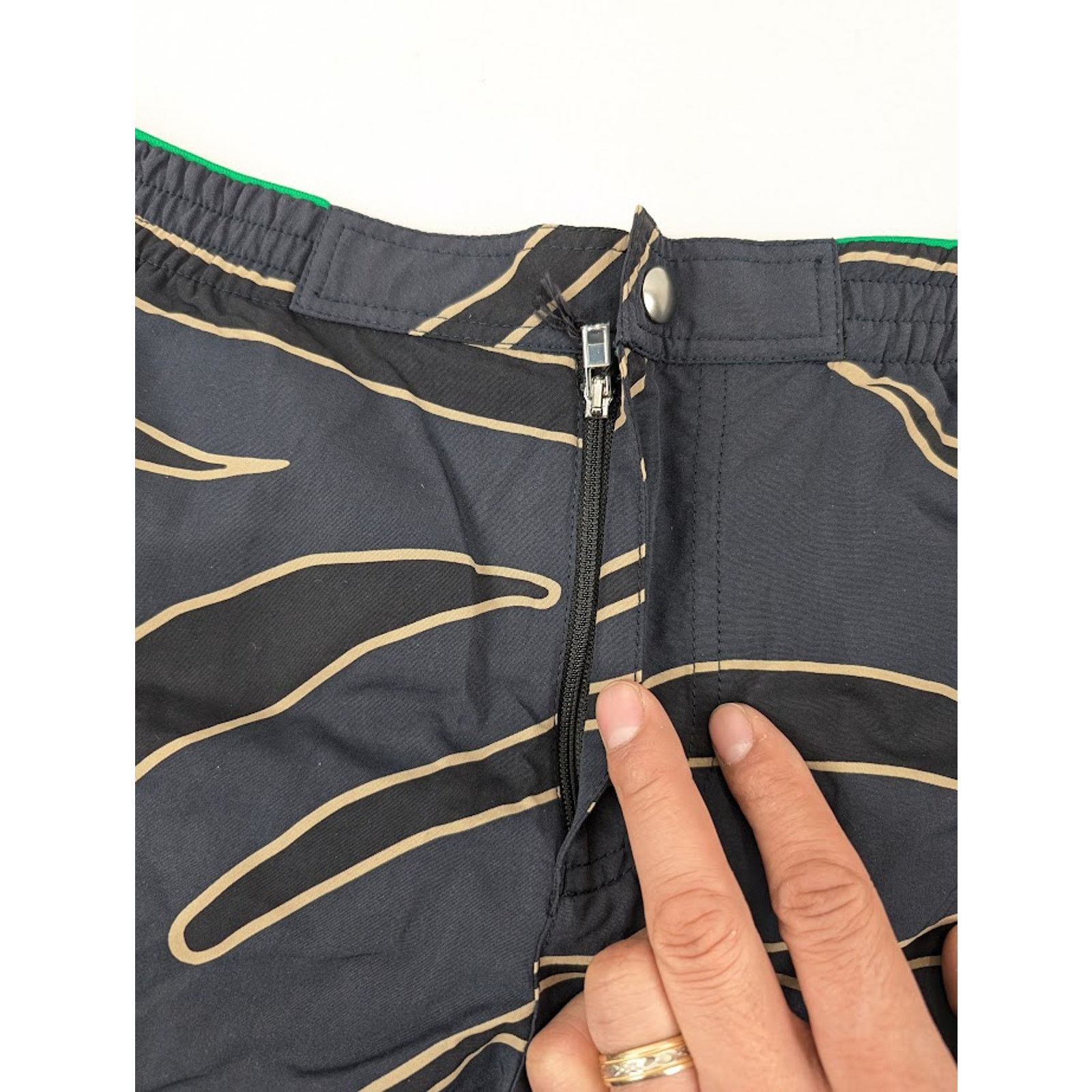 Bottega Veneta o1rshd1 Nylon Animal Print Boxer Short in Navy/Black/Sesame Size US 34 / EU 50 - 5 Thumbnail