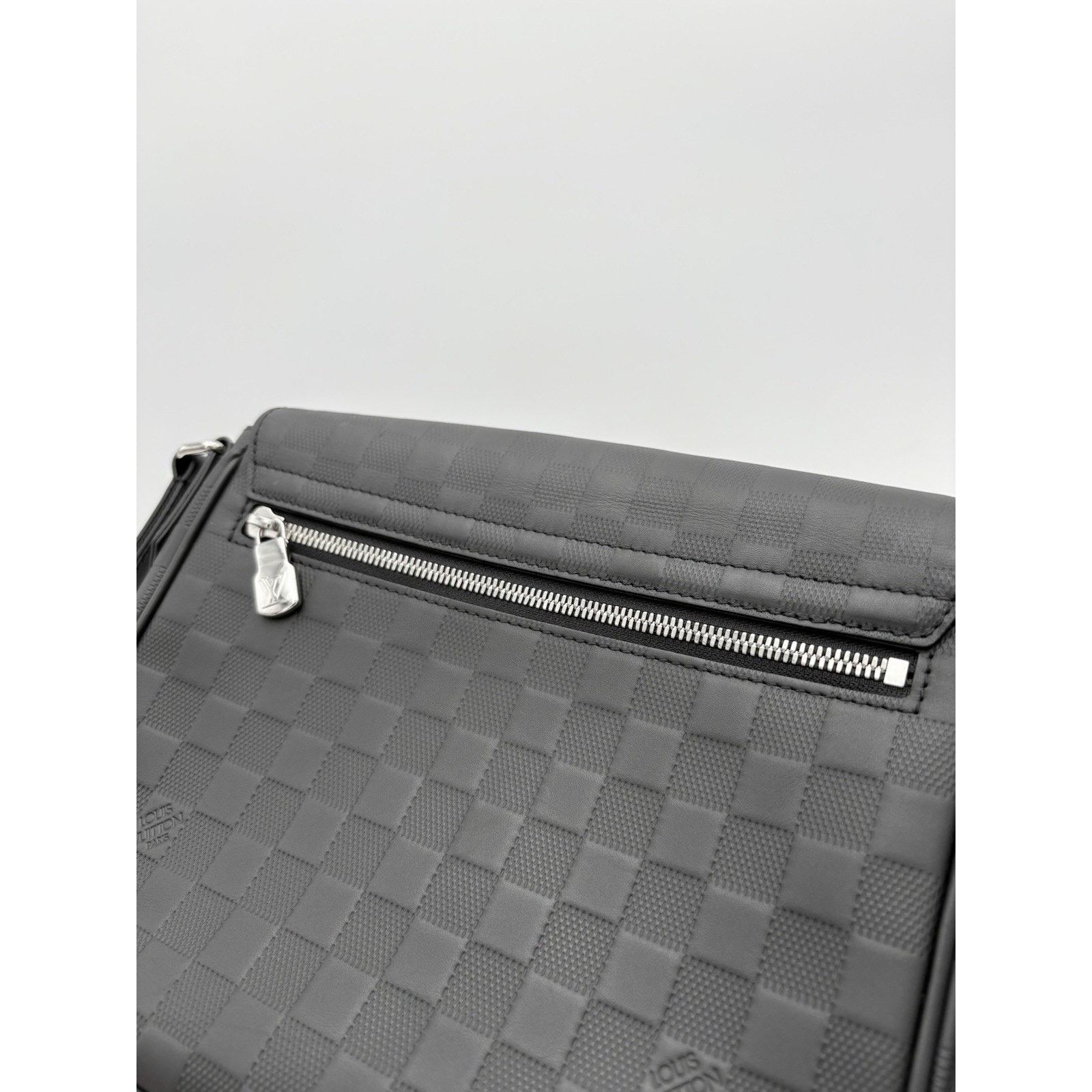Louis Vuitton Louis Vuitton District PM Infini Messenger Bag | PRISTINE! Size ONE SIZE - 13 Thumbnail