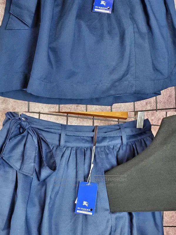 Burberry Burberry Women's Casual Navy Blue Cotton Blend Shorts. Size 24" / US 00 / IT 34 - 8 Thumbnail