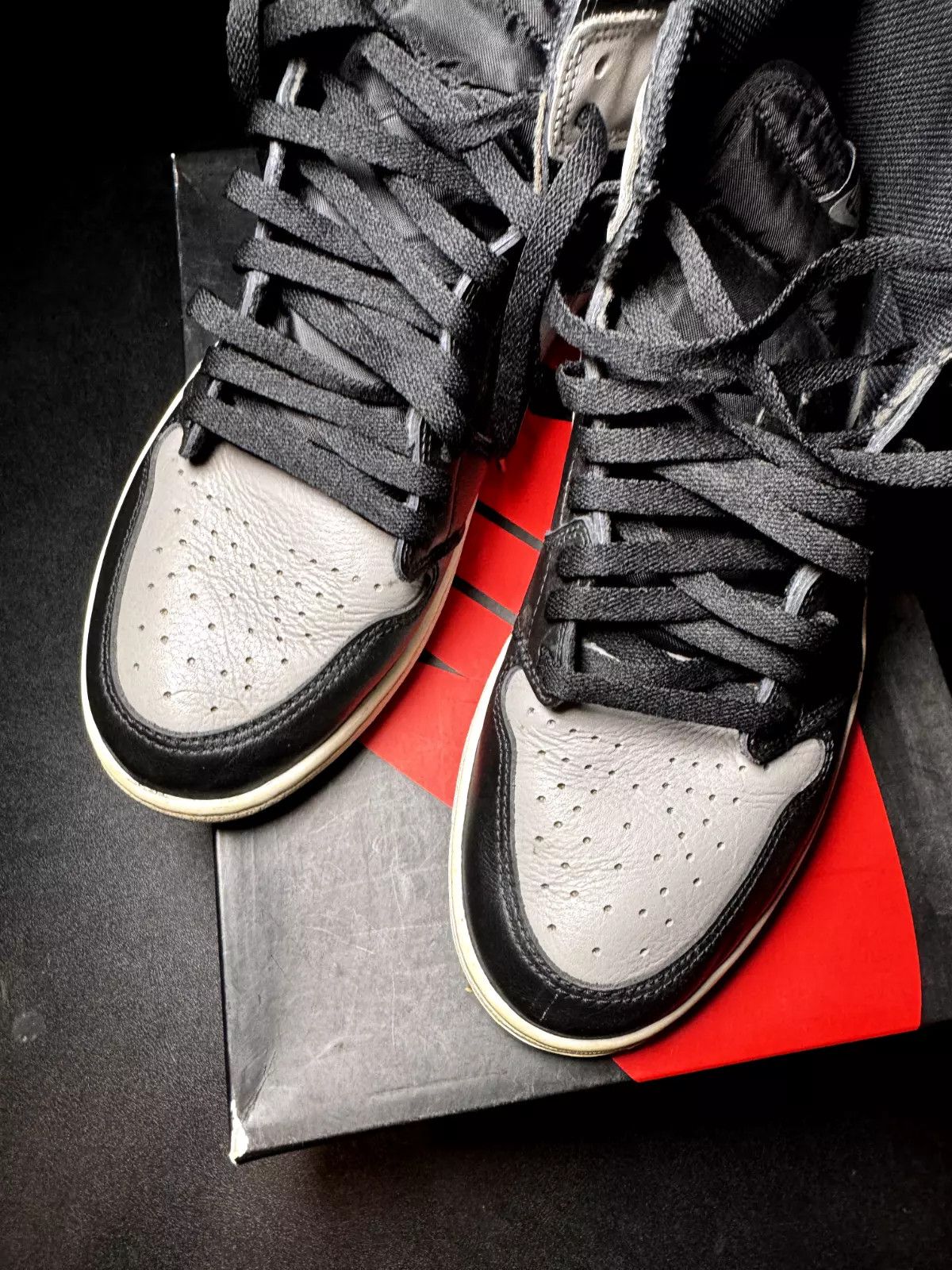Jordan Brand × Nike Nike Air Jordan 1 Retro OG High Shadow 2018 555088-013 Size US 10.5 / EU 43-44 - 9 Thumbnail