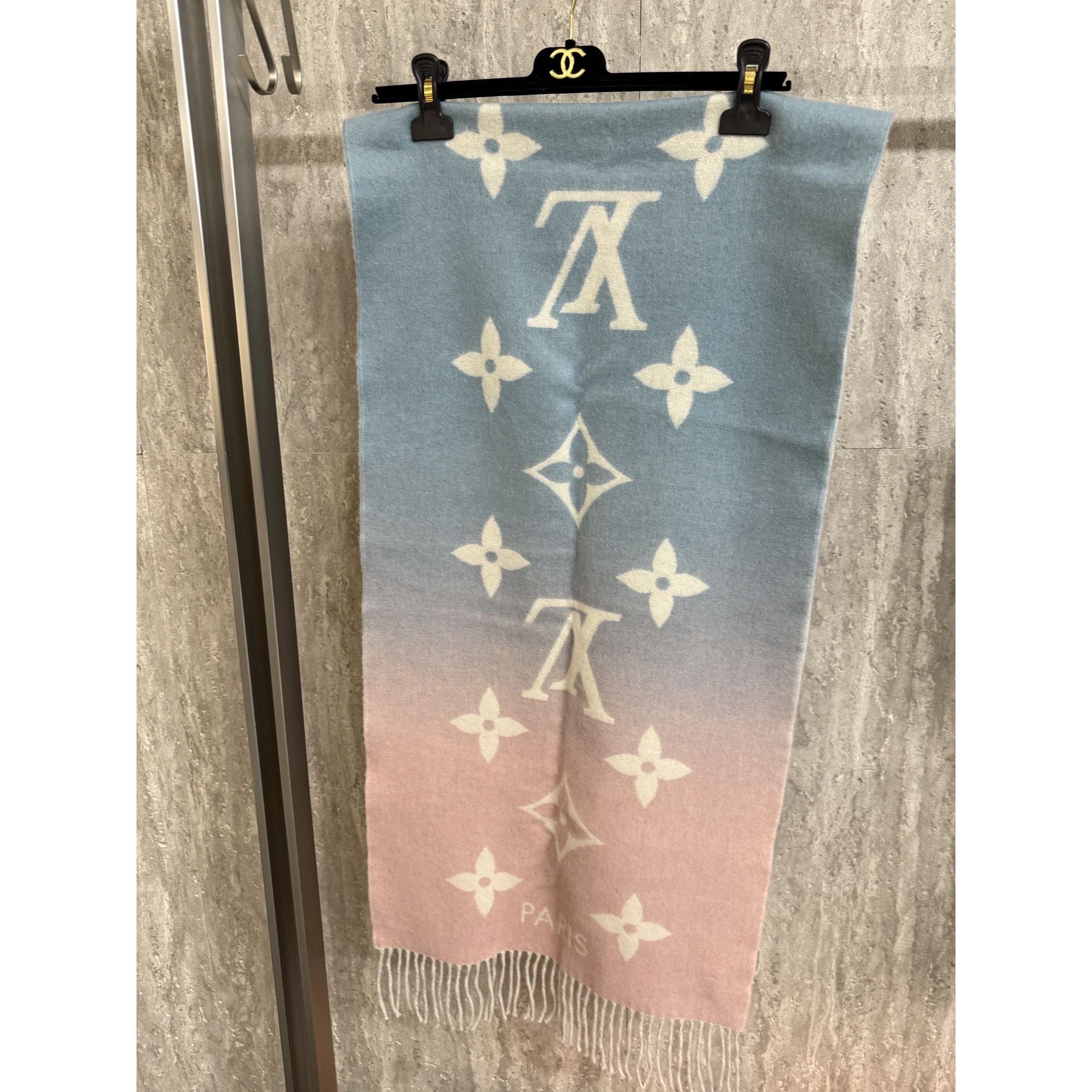 Louis Vuitton Louis Vuitton Gradient Monogram Scarf 100% Cashmere Unisex S Size ONE SIZE - 2 Thumbnail