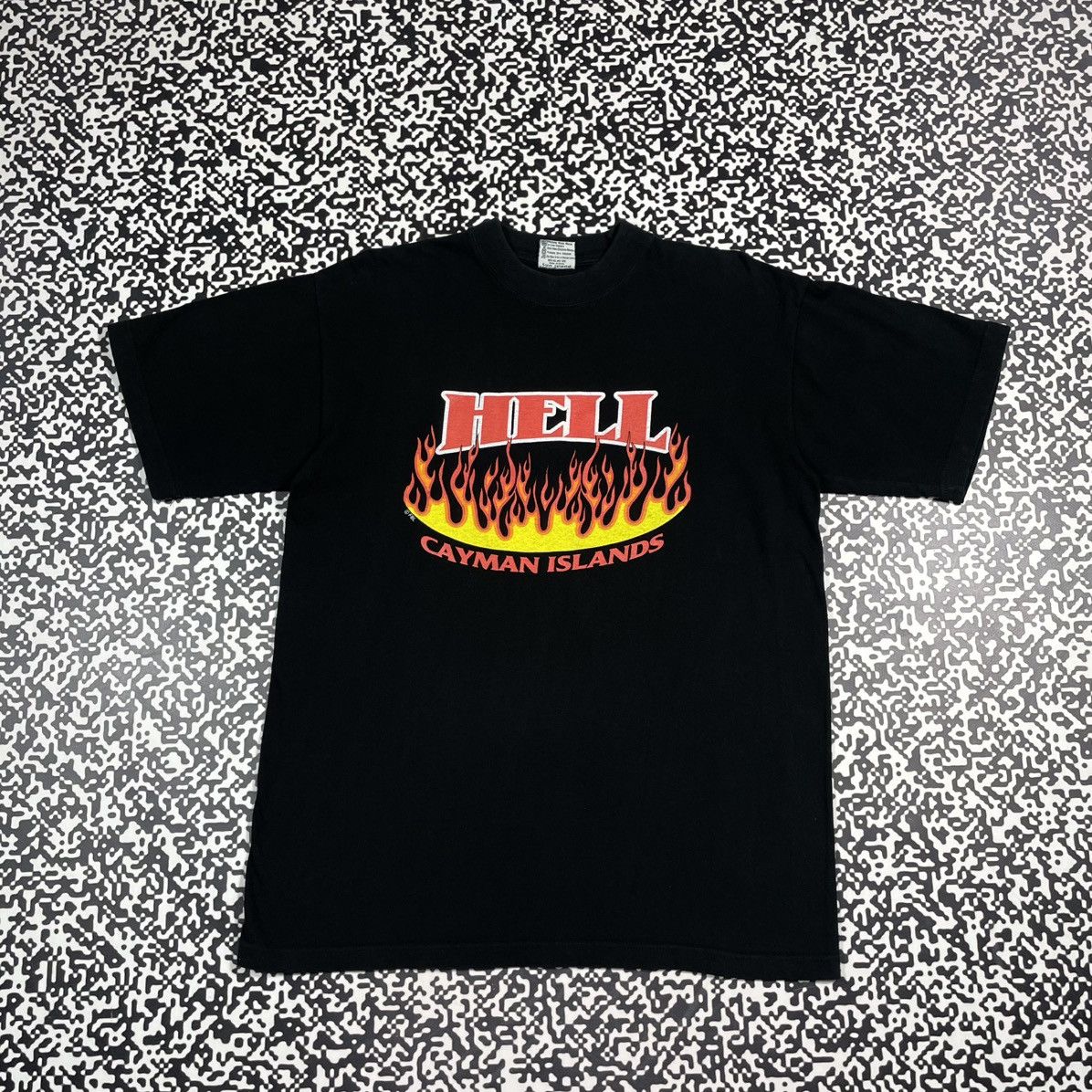 Vintage Vintage 90s Hell Cayman Islands Flame Fire Retro T-shirt Size US M / EU 48-50 / 2 - 1 Thumbnail